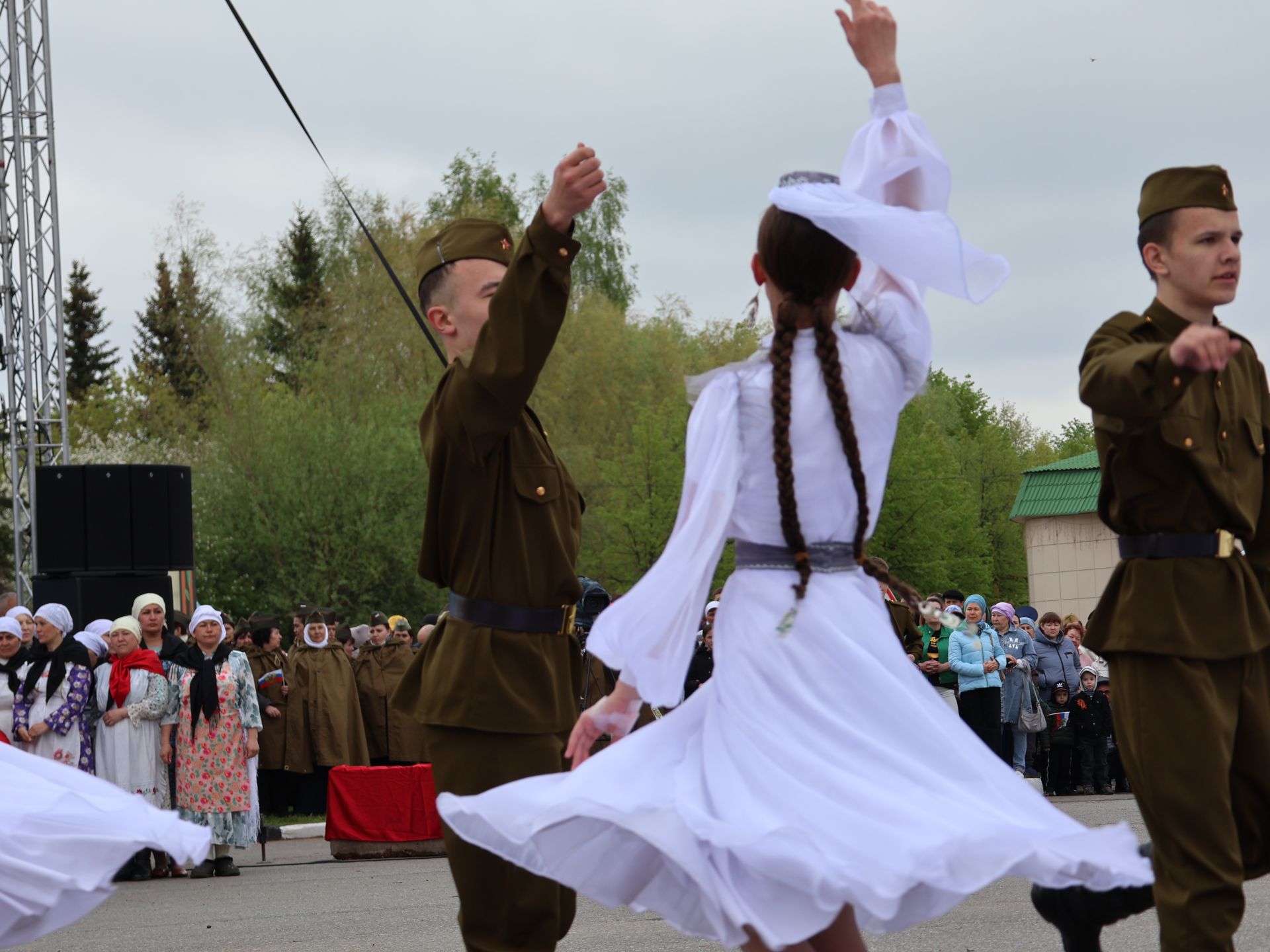 Җиңү килде җирне нурга күмеп, Шатлык белән күзне чылатып!