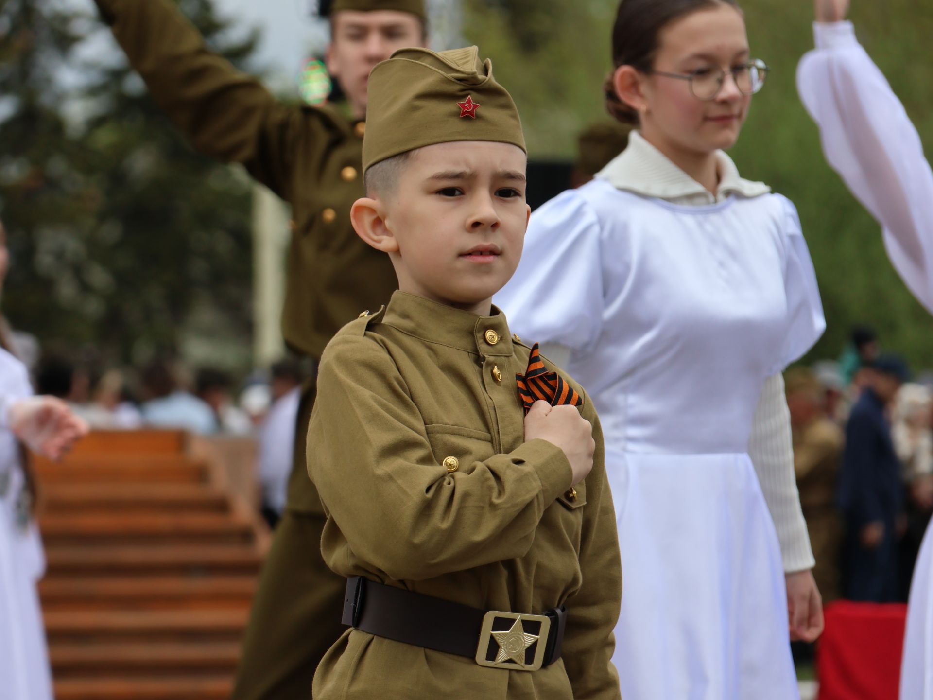 Җиңү килде җирне нурга күмеп, Шатлык белән күзне чылатып!