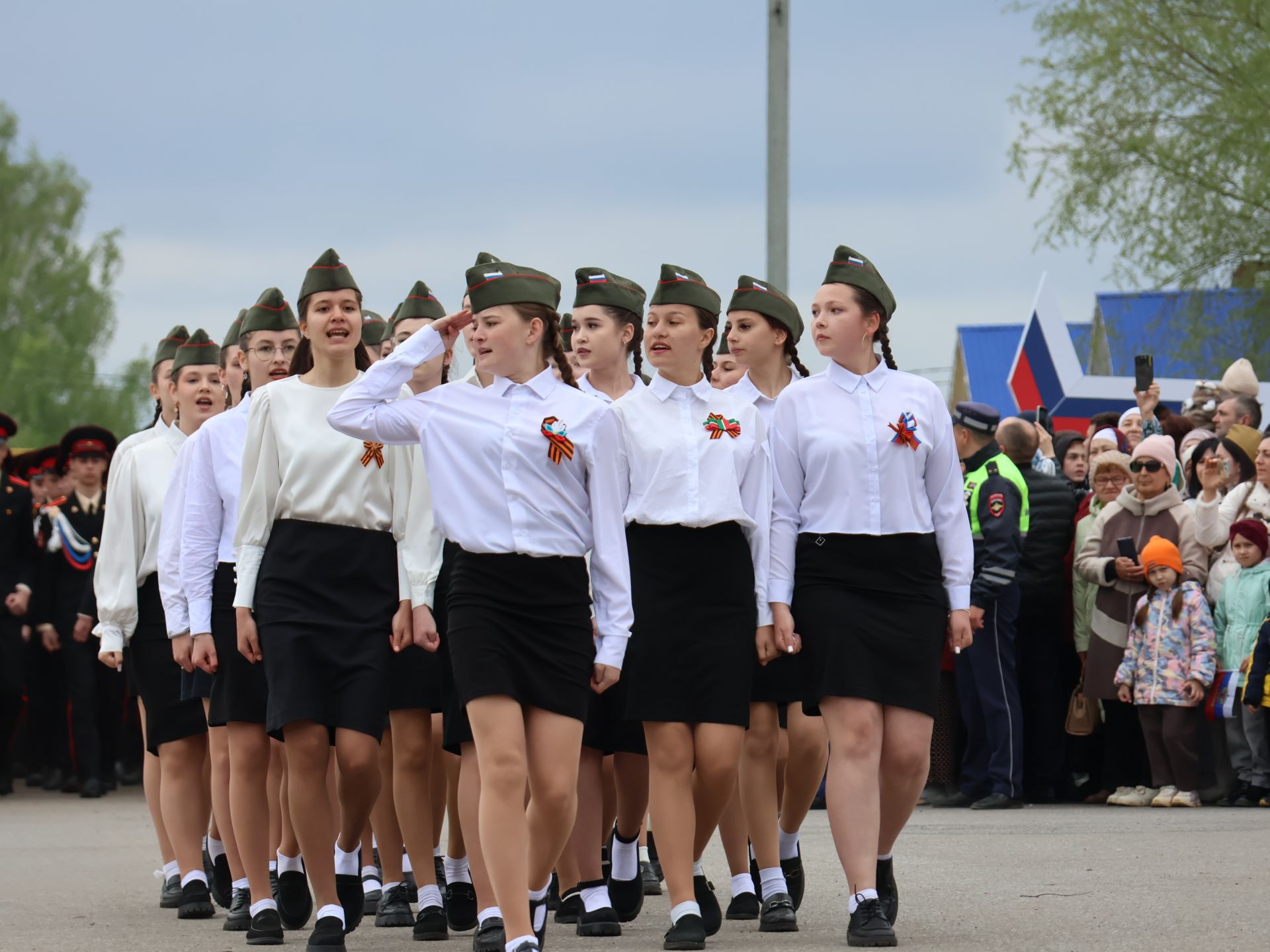 Җиңү килде җирне нурга күмеп, Шатлык белән күзне чылатып!