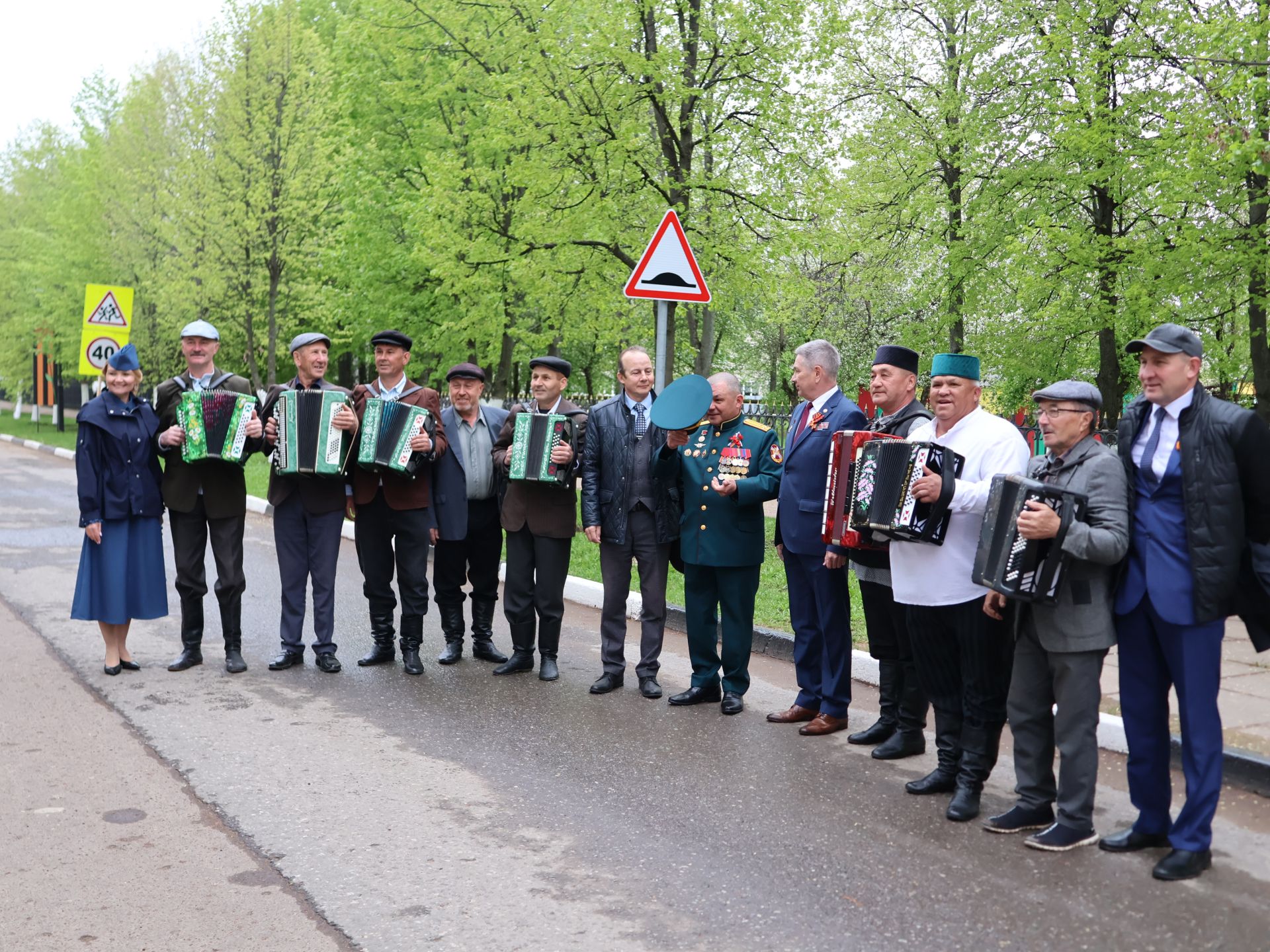 Җиңү килде җирне нурга күмеп, Шатлык белән күзне чылатып!