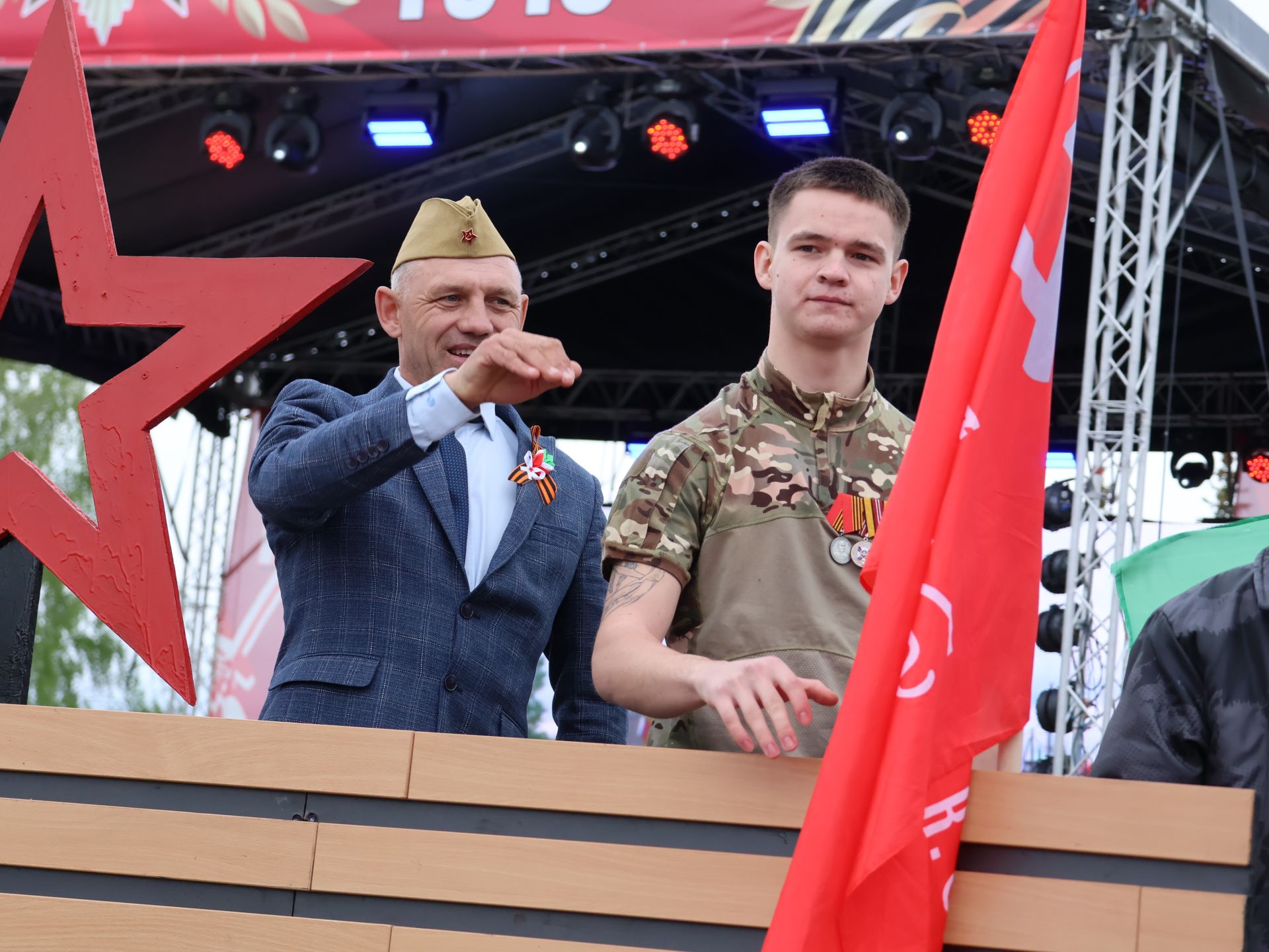 Җиңү килде җирне нурга күмеп, Шатлык белән күзне чылатып!