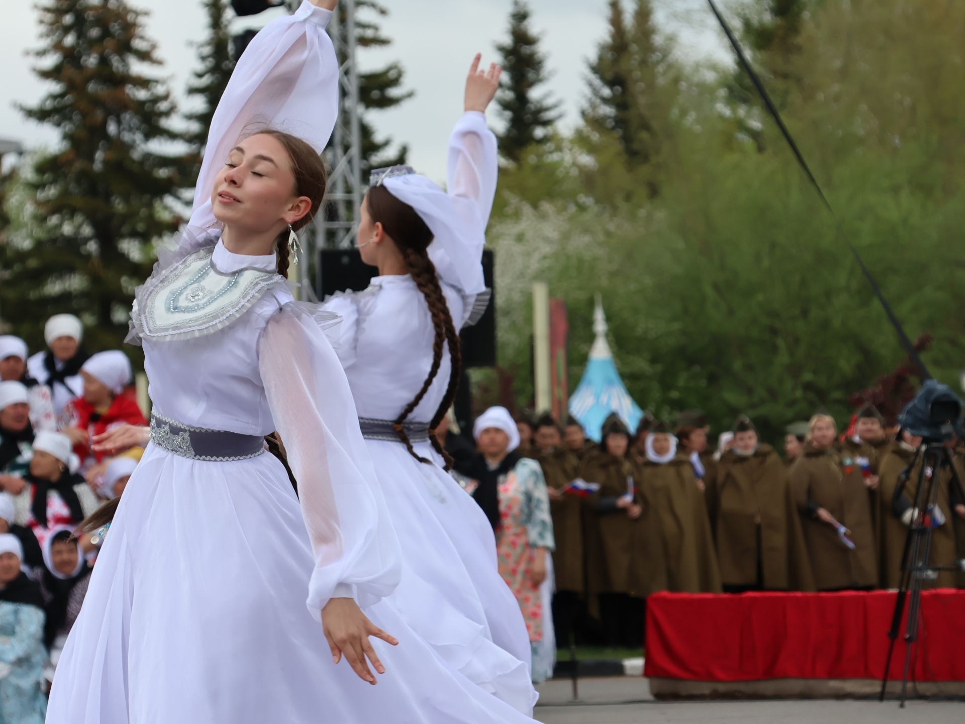 Җиңү килде җирне нурга күмеп, Шатлык белән күзне чылатып!
