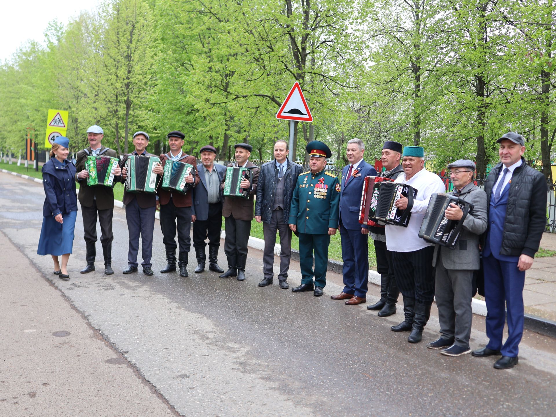 Җиңү килде җирне нурга күмеп, Шатлык белән күзне чылатып!