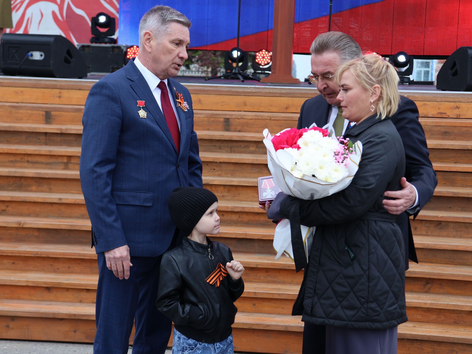 Җиңү килде җирне нурга күмеп, Шатлык белән күзне чылатып!