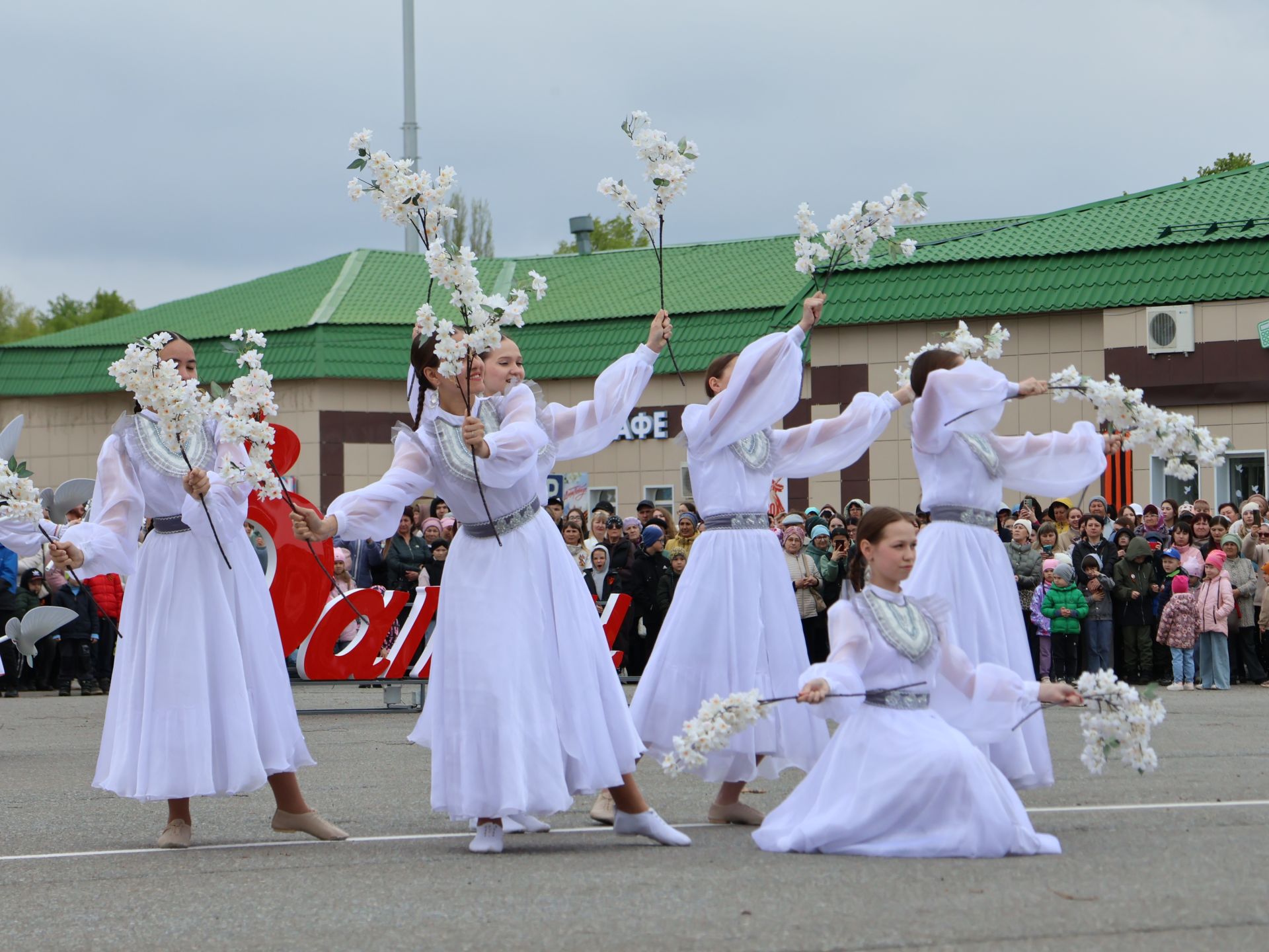 Җиңү килде җирне нурга күмеп, Шатлык белән күзне чылатып!