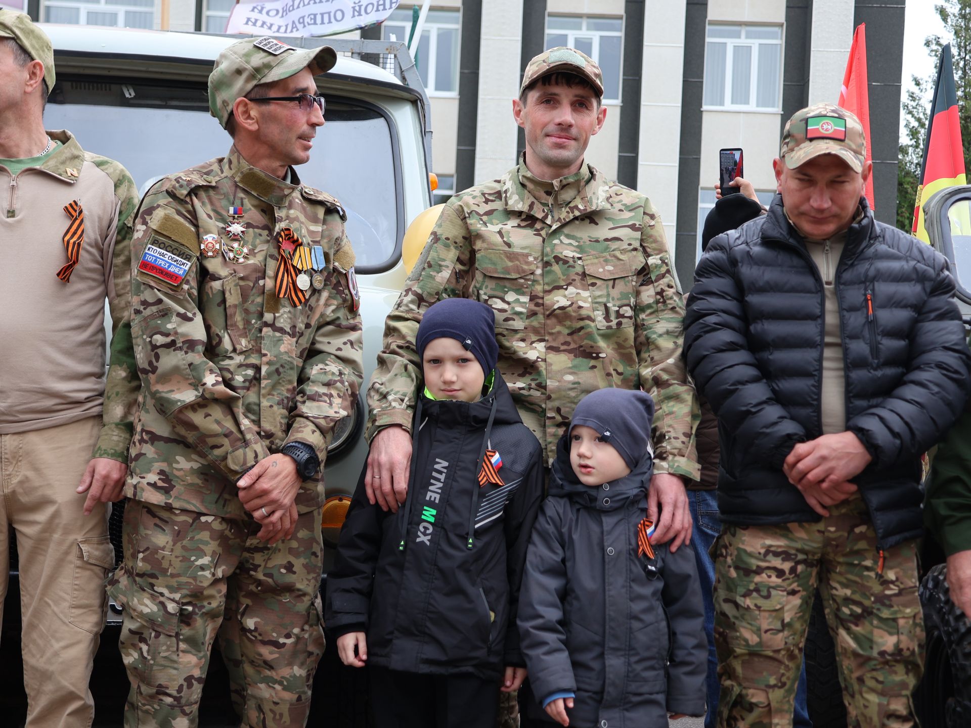Җиңү килде җирне нурга күмеп, Шатлык белән күзне чылатып!