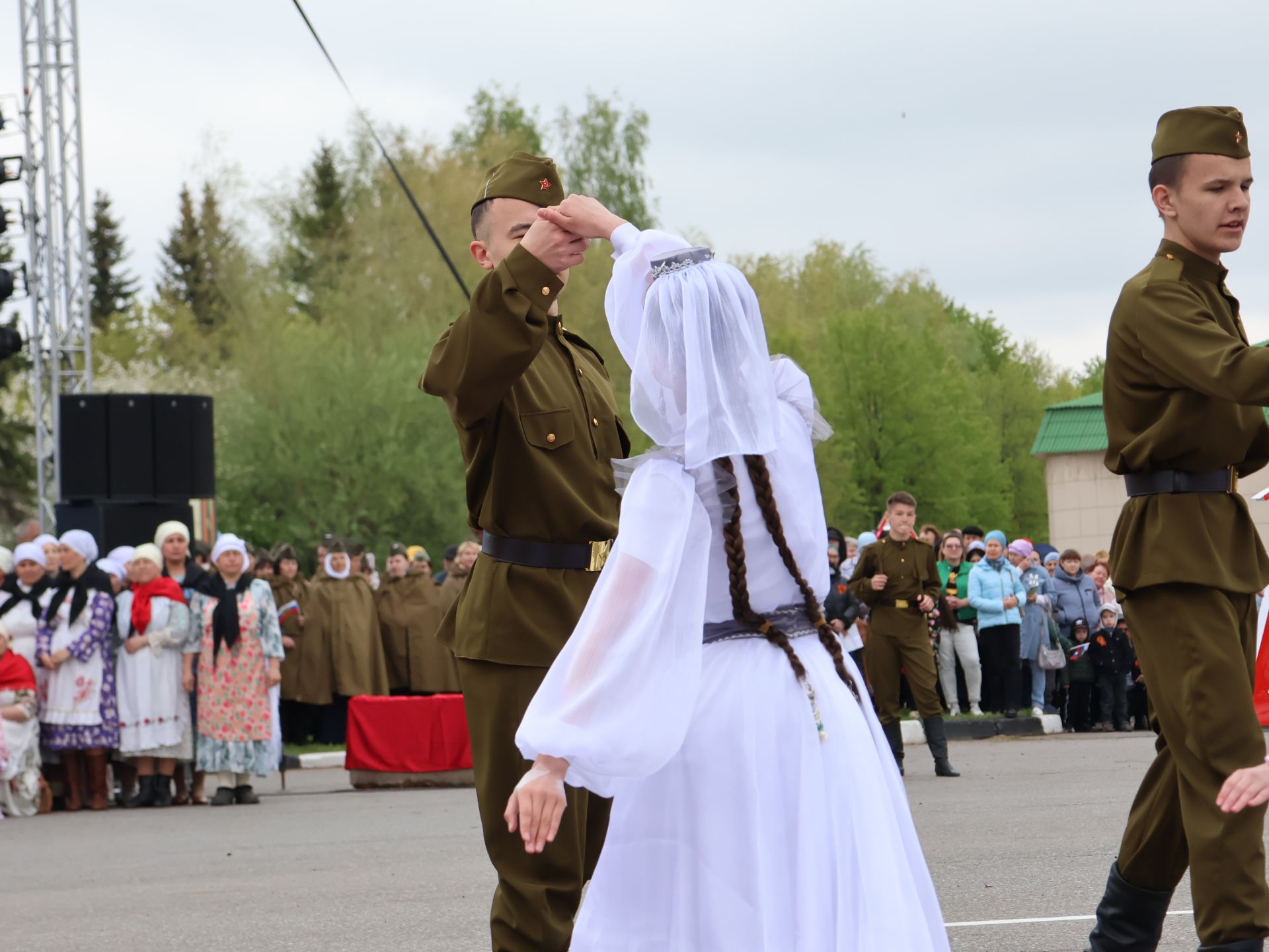 Җиңү килде җирне нурга күмеп, Шатлык белән күзне чылатып!