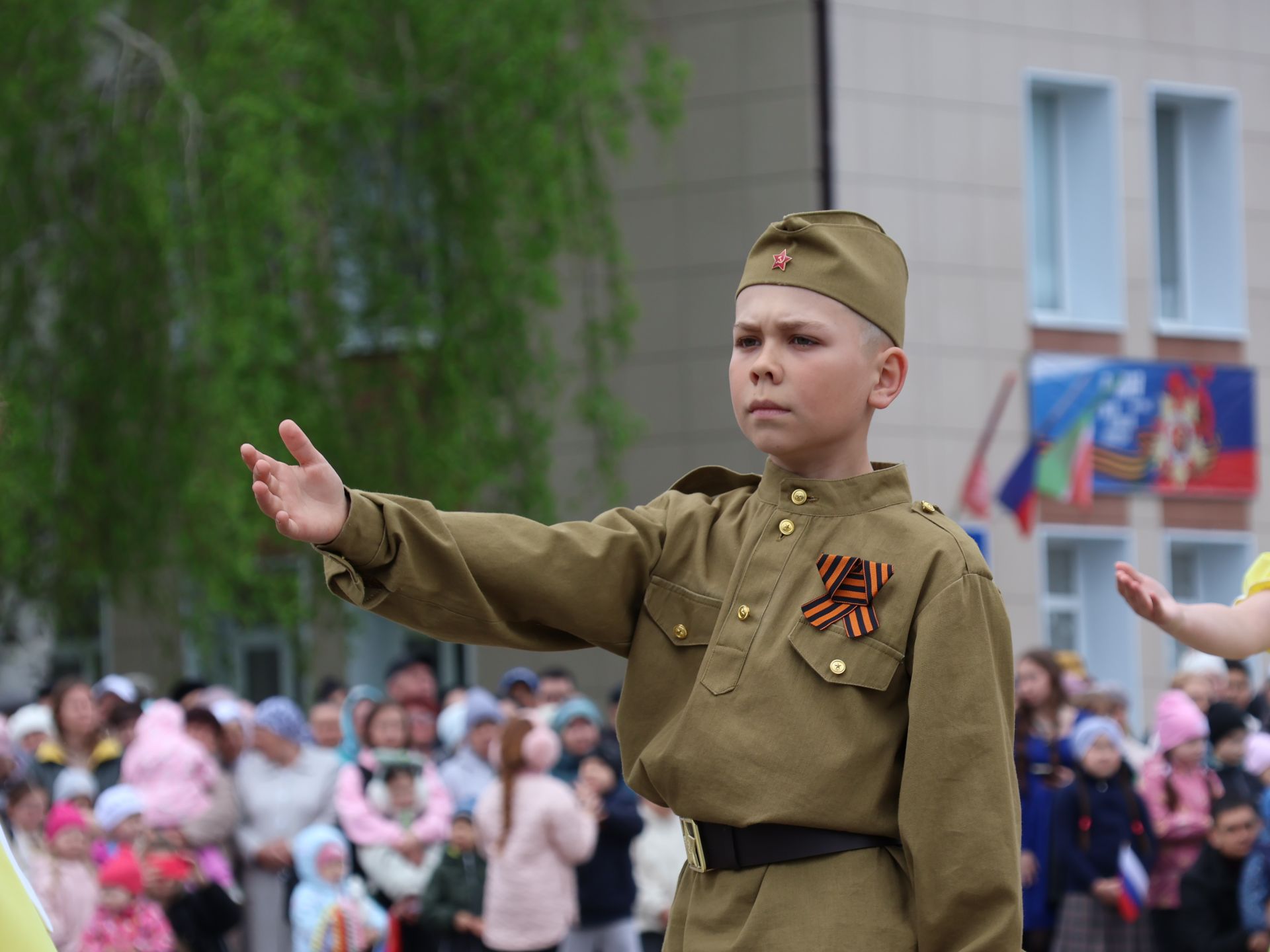 Җиңү килде җирне нурга күмеп, Шатлык белән күзне чылатып!