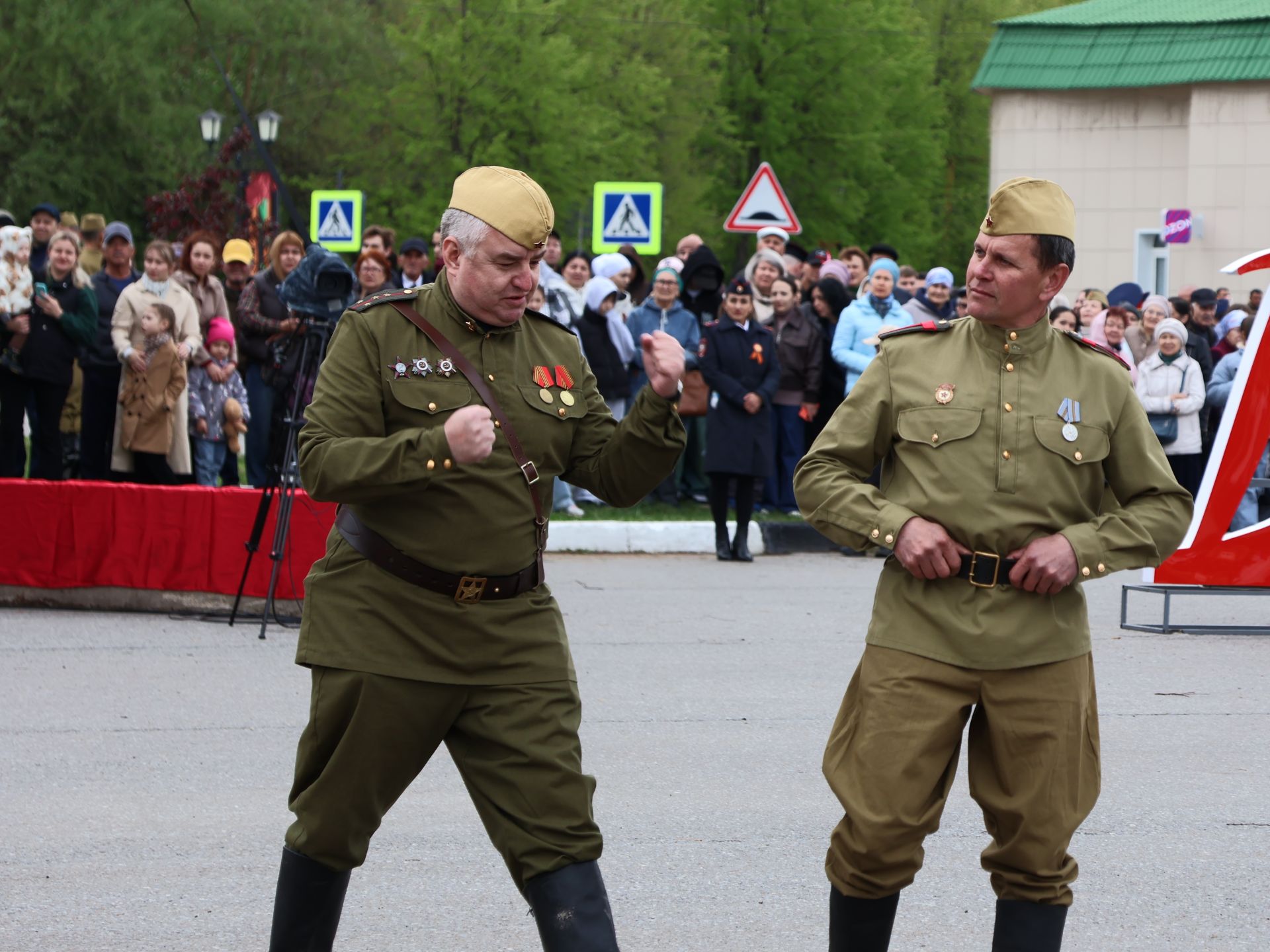 Җиңү килде җирне нурга күмеп, Шатлык белән күзне чылатып!