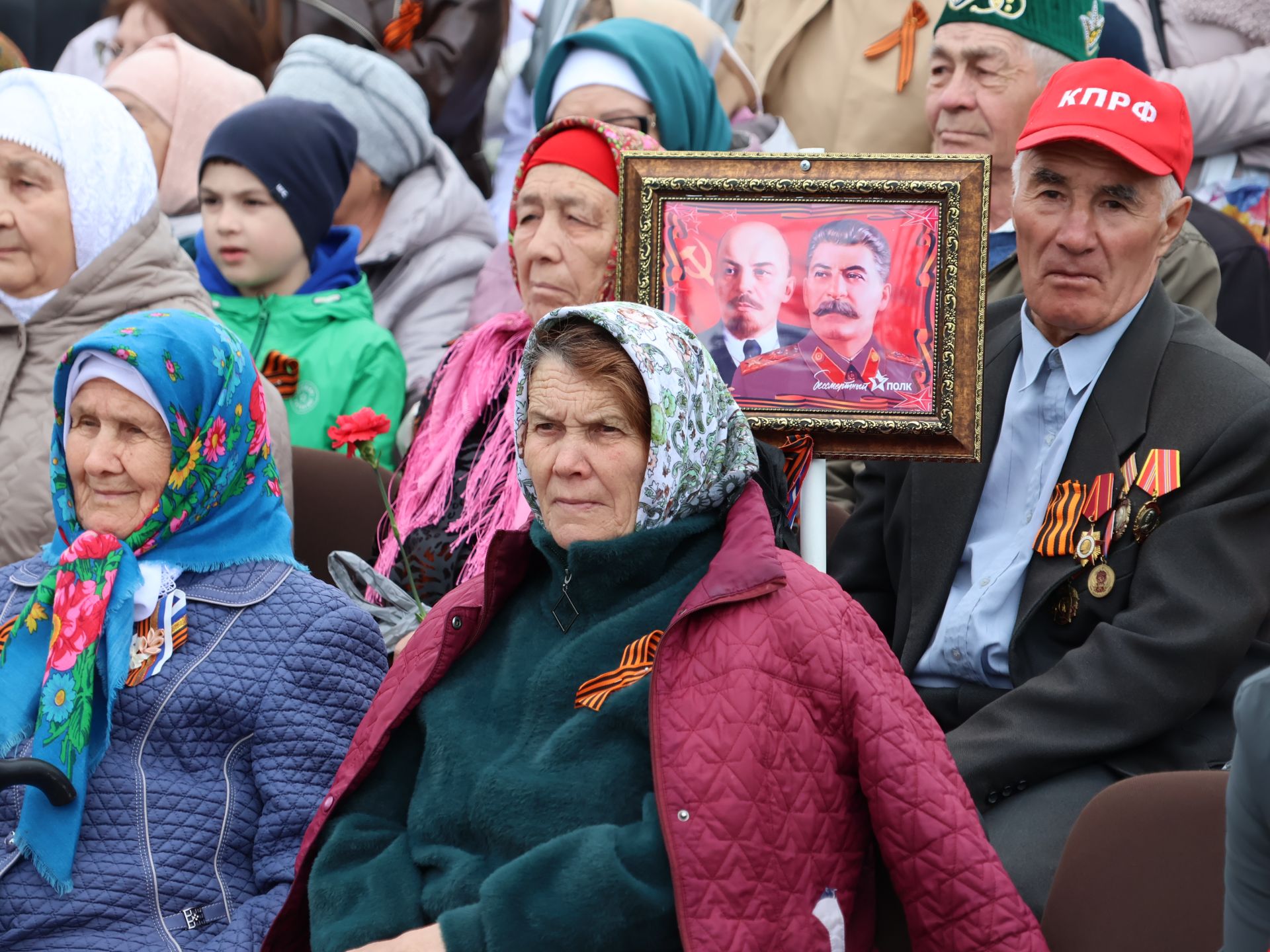 Җиңү килде җирне нурга күмеп, Шатлык белән күзне чылатып!