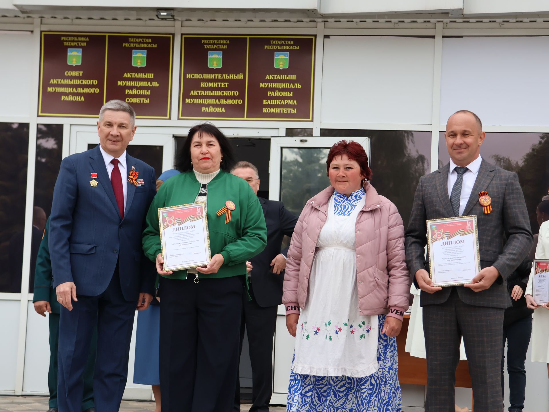 Җиңү килде җирне нурга күмеп, Шатлык белән күзне чылатып!