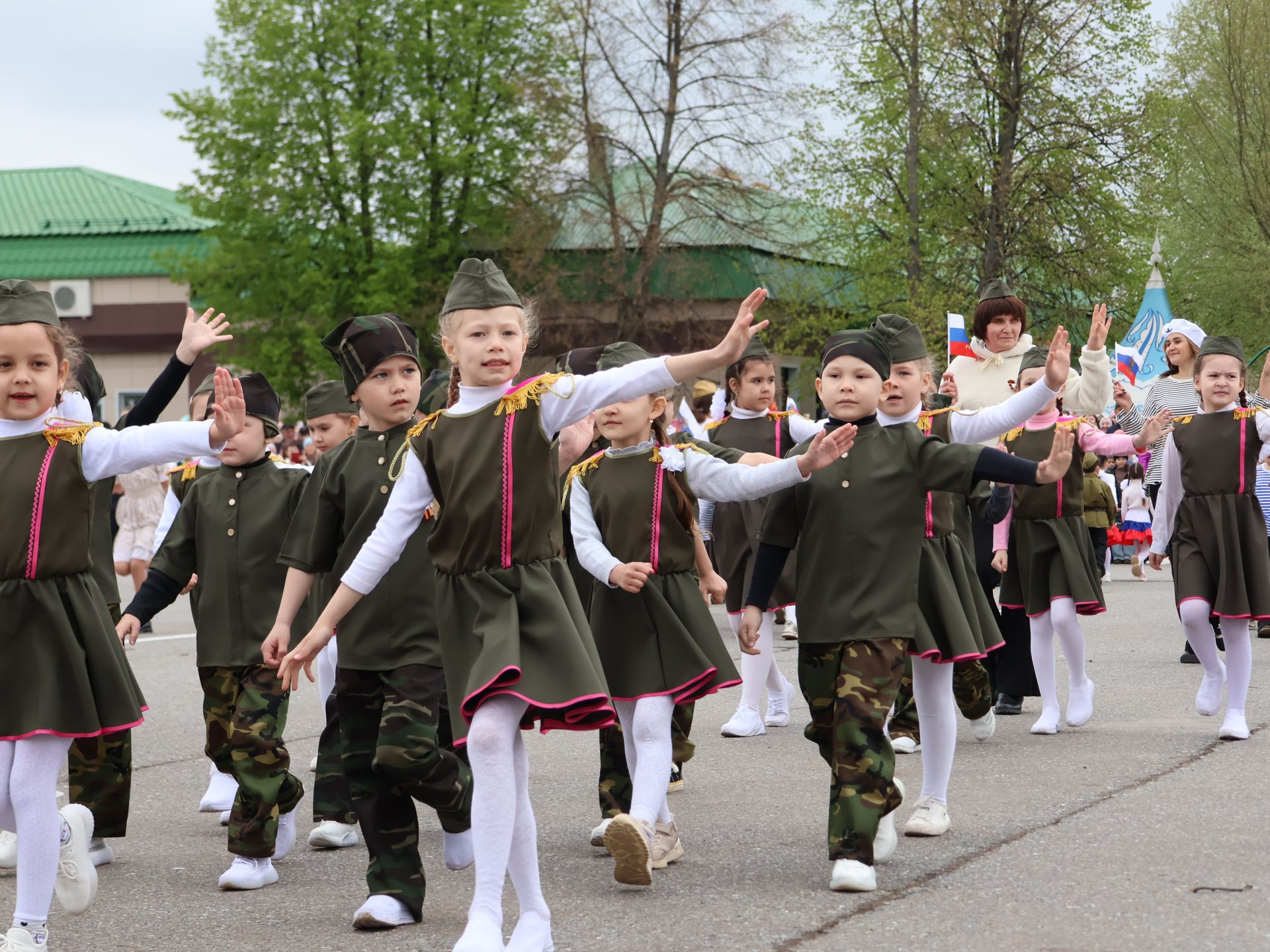 Җиңү килде җирне нурга күмеп, Шатлык белән күзне чылатып!