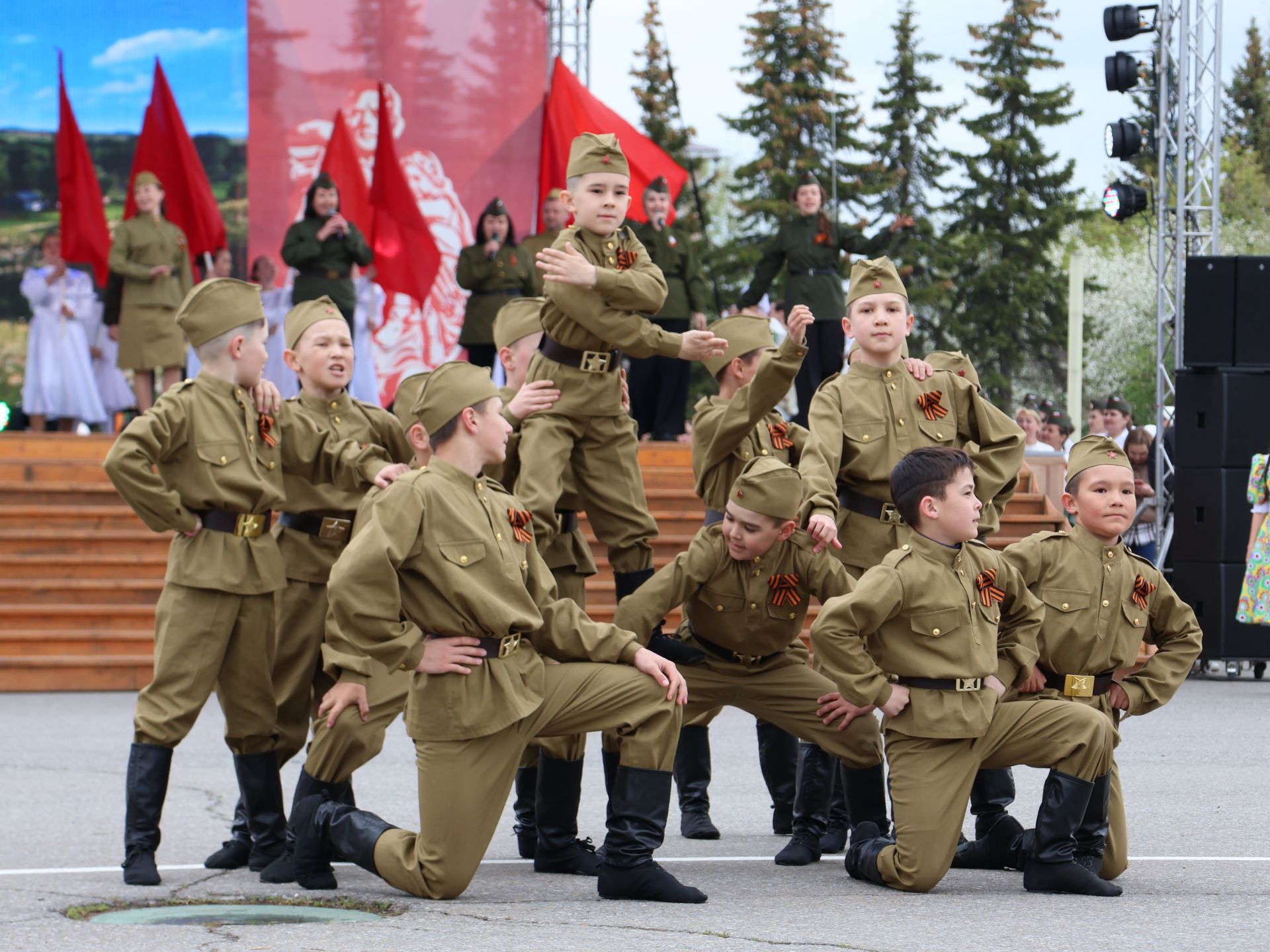Җиңү килде җирне нурга күмеп, Шатлык белән күзне чылатып!