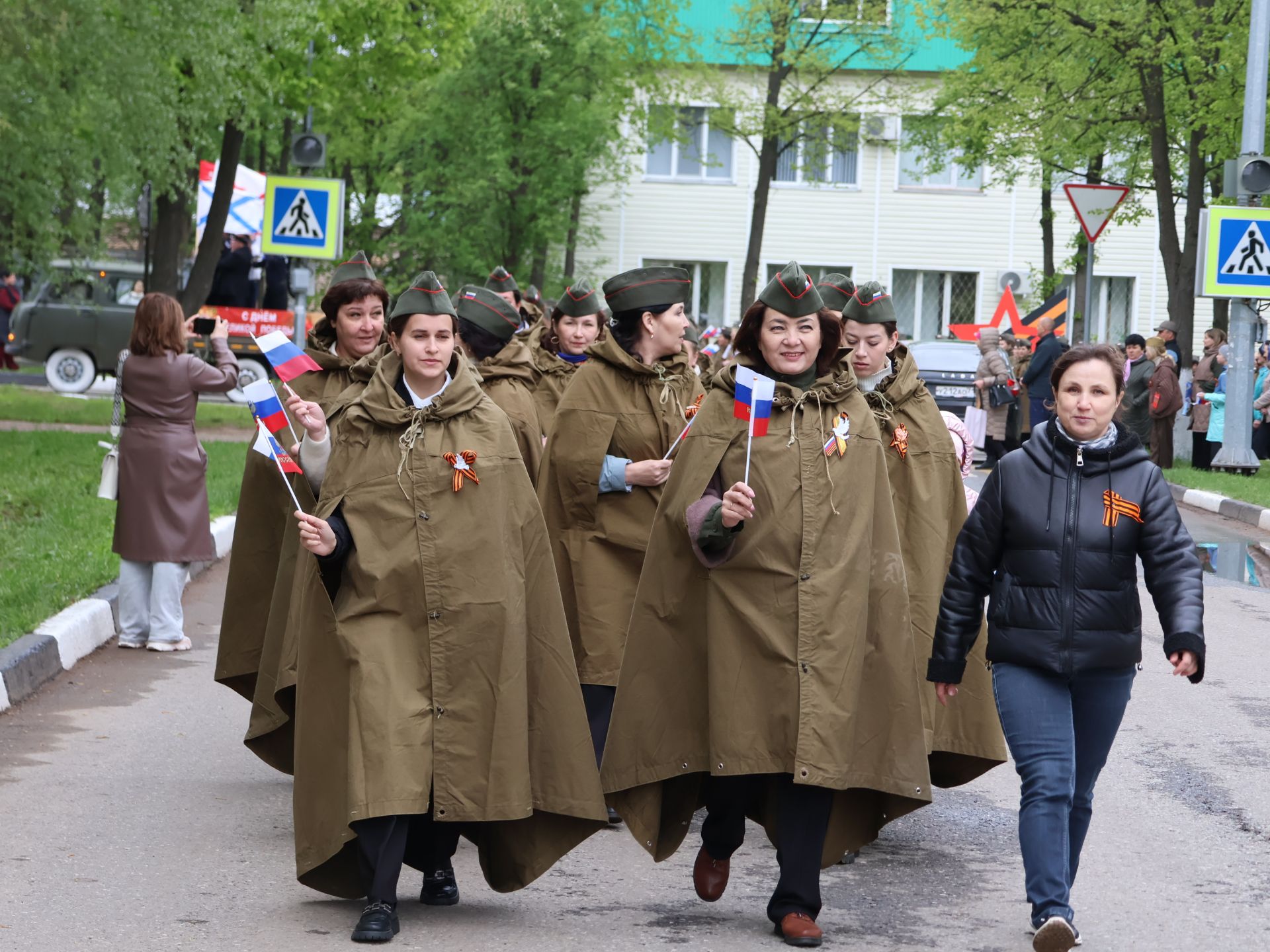 Җиңү килде җирне нурга күмеп, Шатлык белән күзне чылатып!