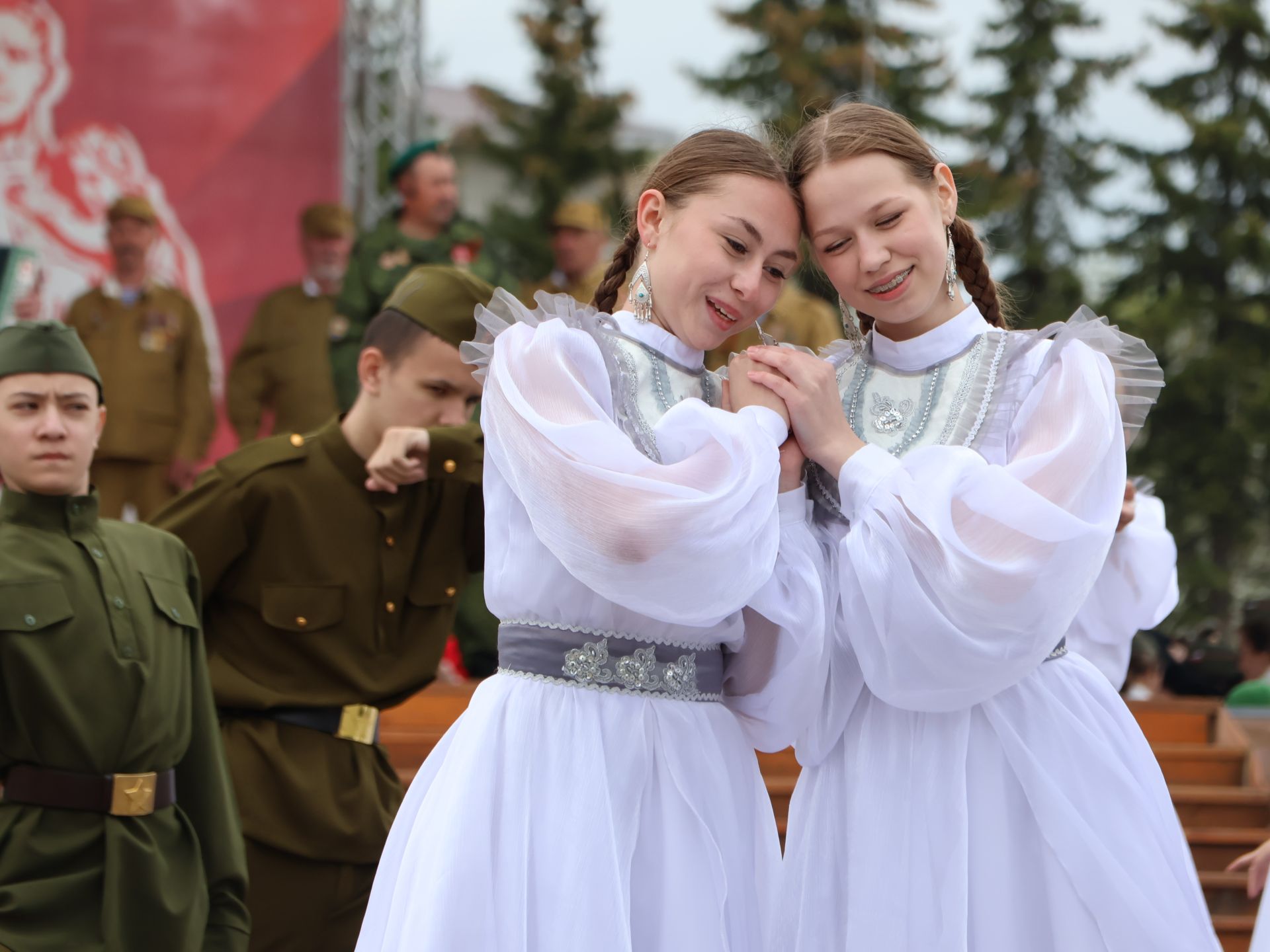 Җиңү килде җирне нурга күмеп, Шатлык белән күзне чылатып!