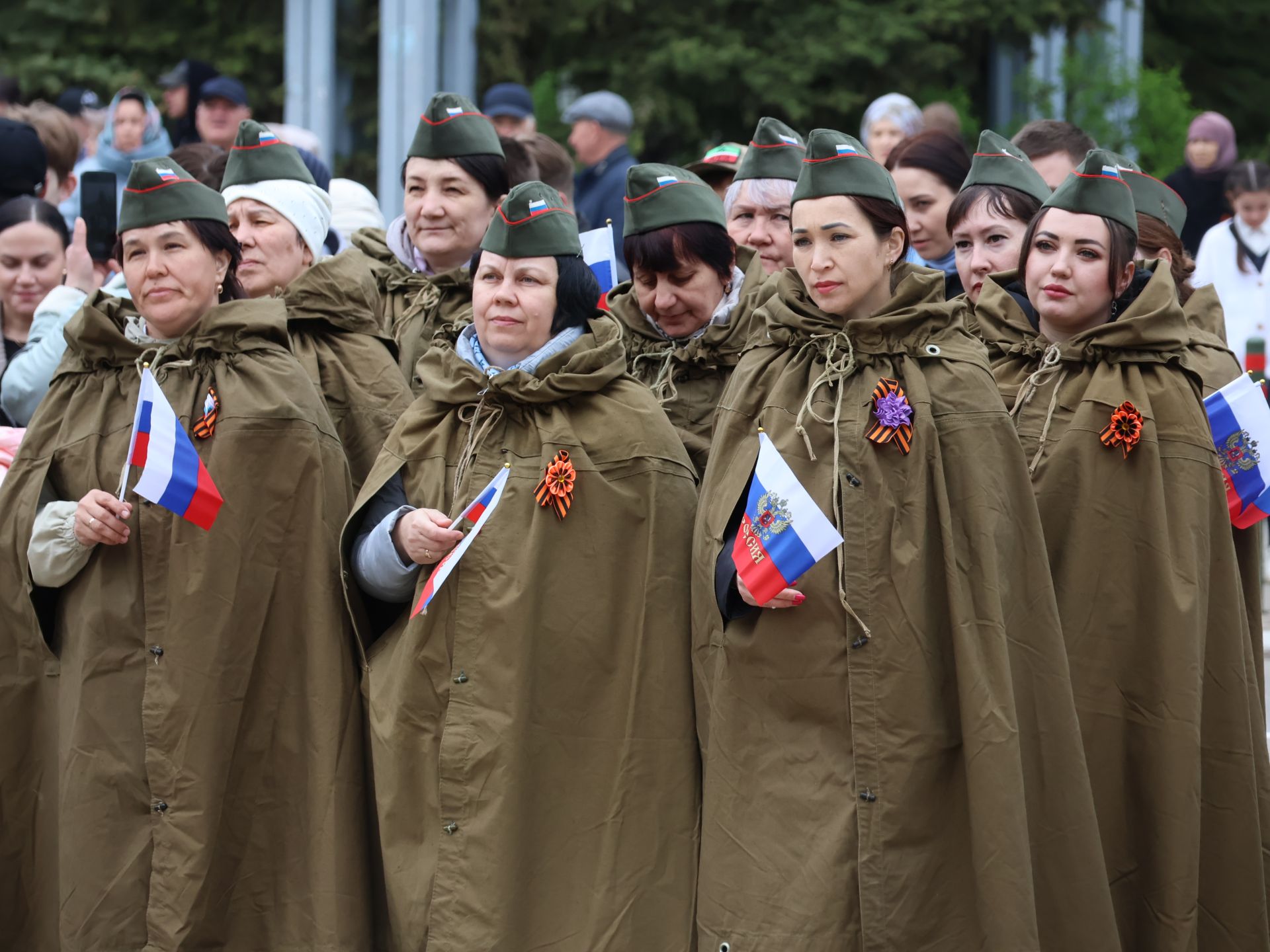 Җиңү килде җирне нурга күмеп, Шатлык белән күзне чылатып!