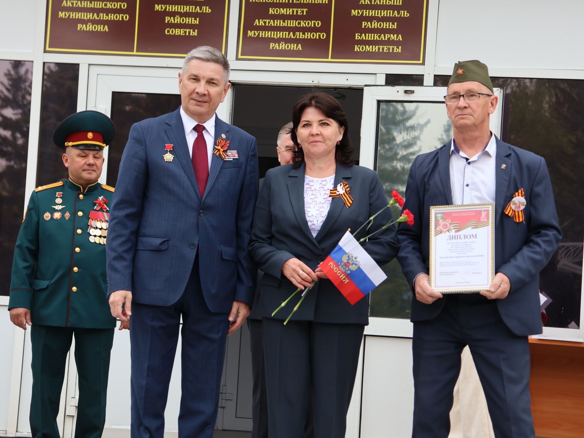 Җиңү килде җирне нурга күмеп, Шатлык белән күзне чылатып!