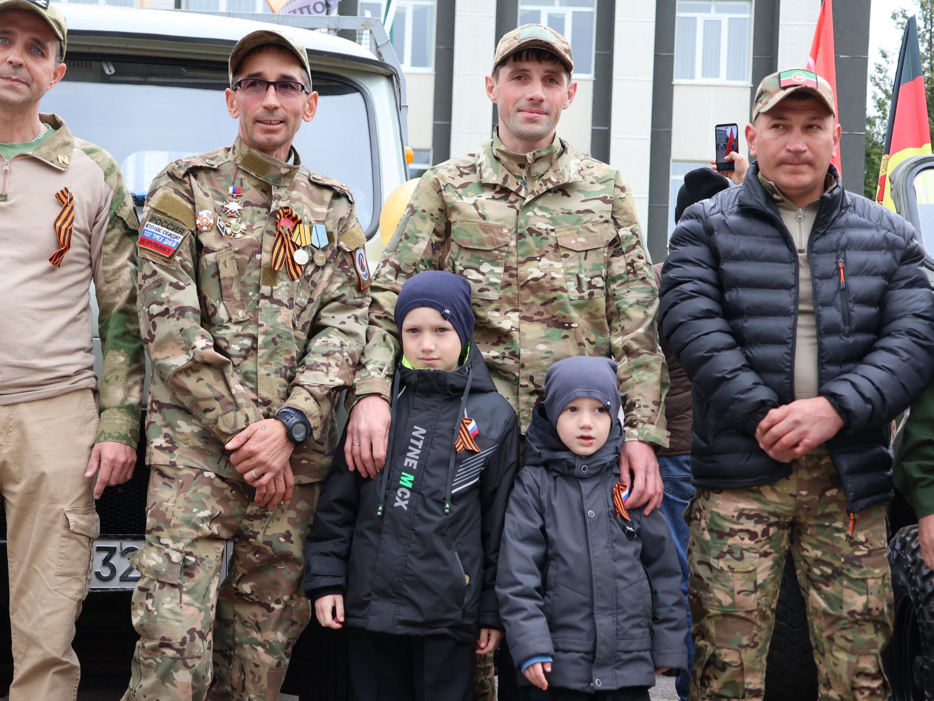 Җиңү килде җирне нурга күмеп, Шатлык белән күзне чылатып!