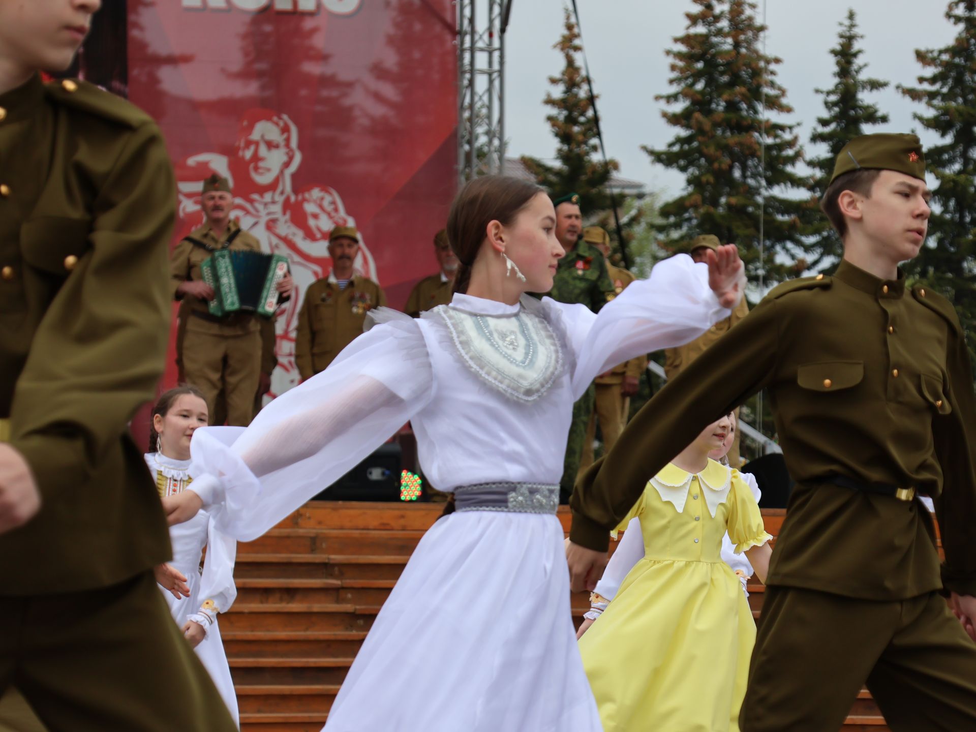 Җиңү килде җирне нурга күмеп, Шатлык белән күзне чылатып!