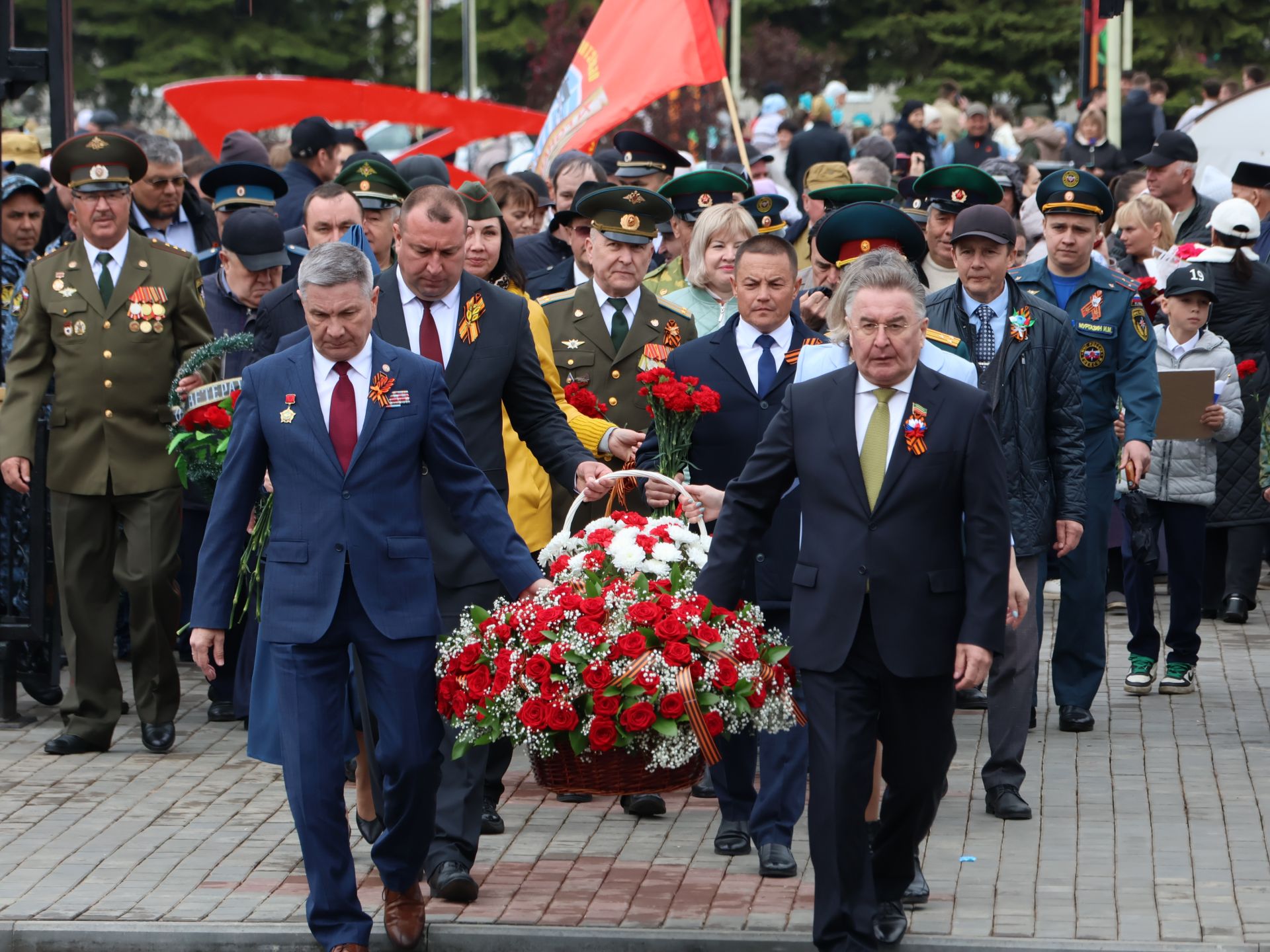 Җиңү килде җирне нурга күмеп, Шатлык белән күзне чылатып!