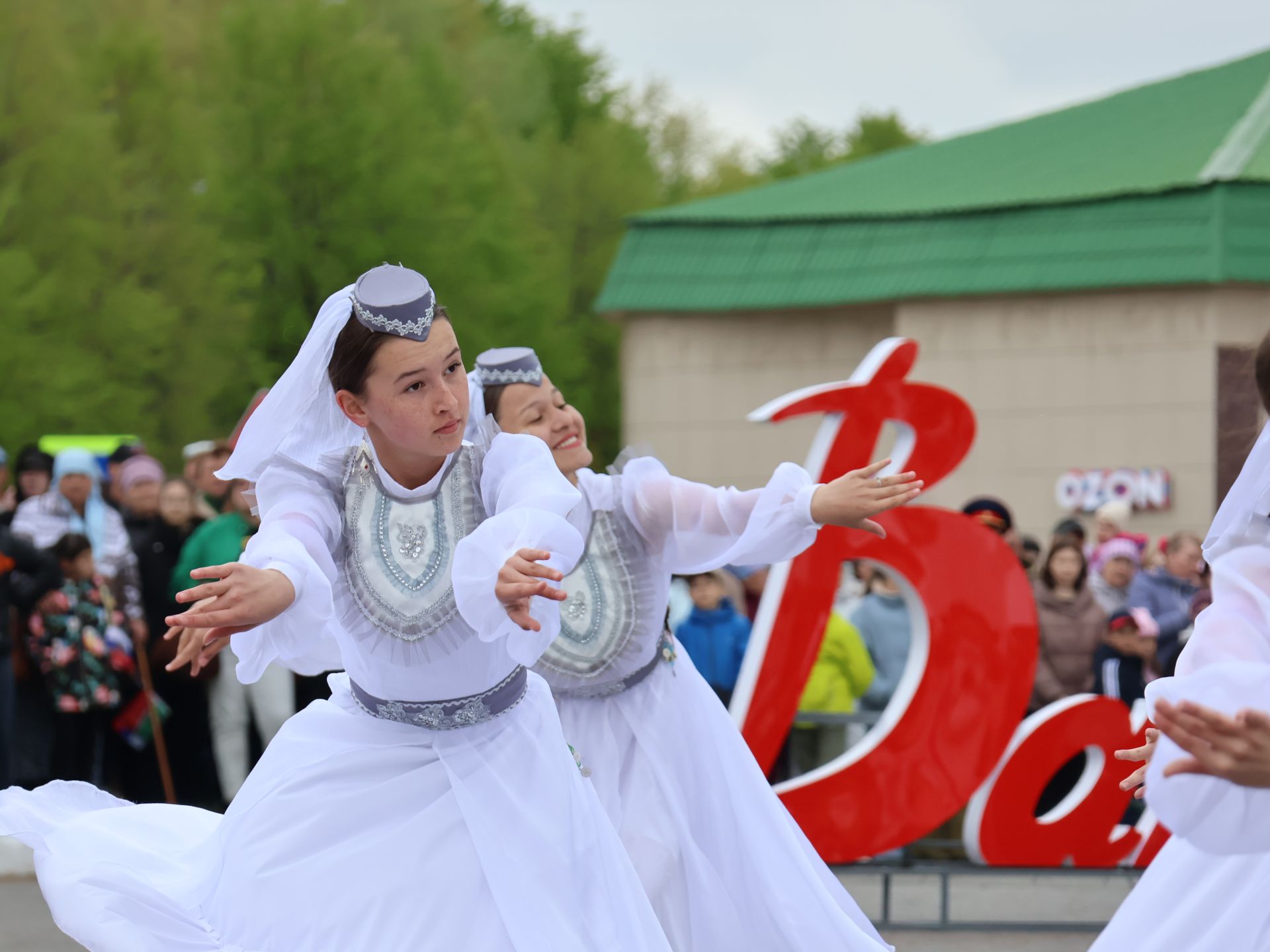 Җиңү килде җирне нурга күмеп, Шатлык белән күзне чылатып!