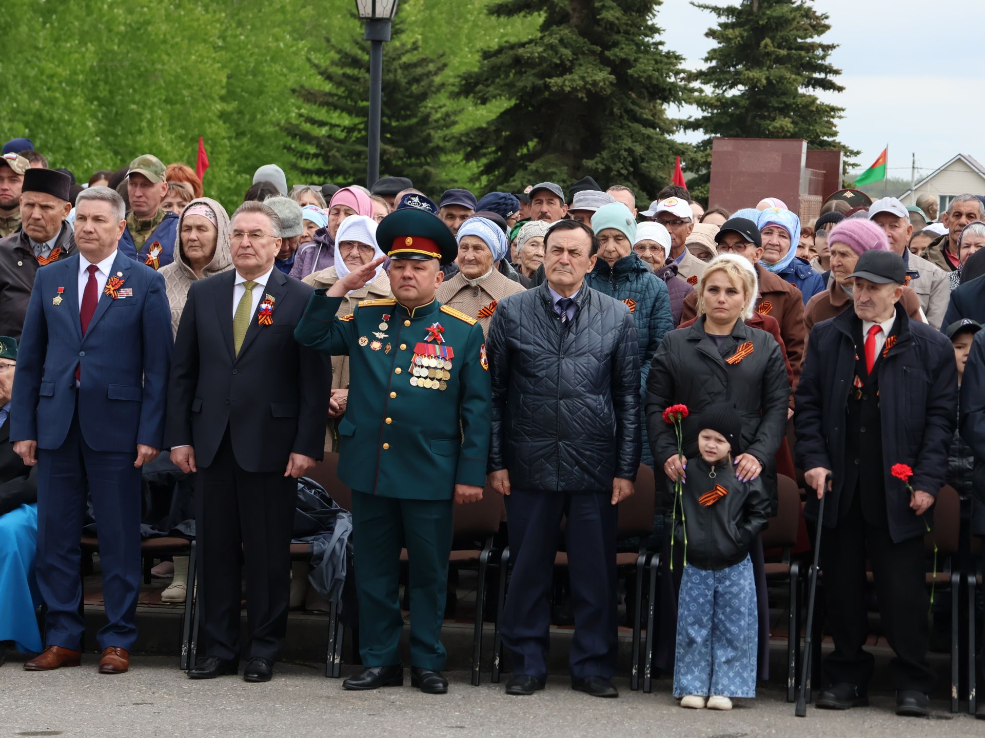 Җиңү килде җирне нурга күмеп, Шатлык белән күзне чылатып!