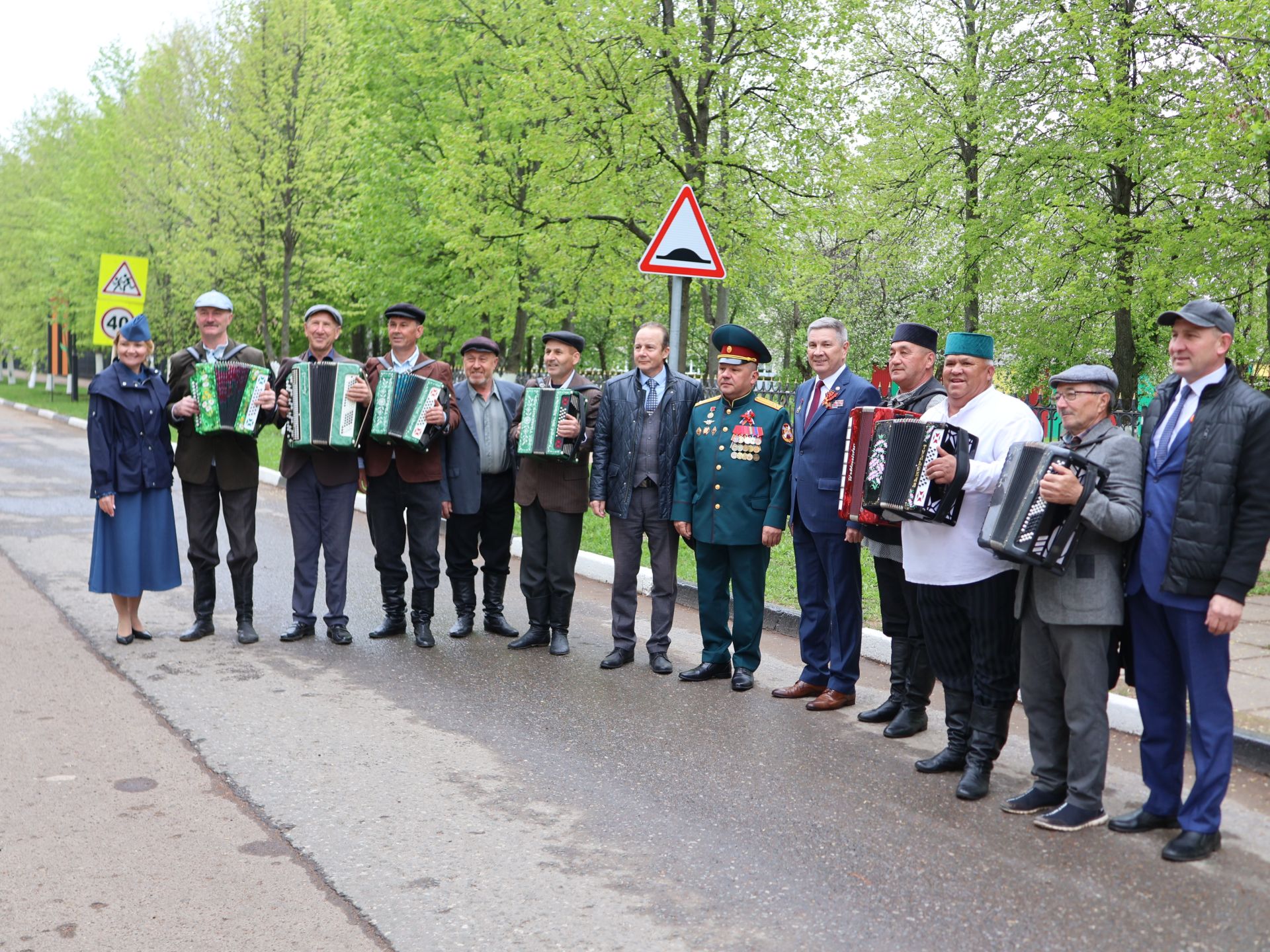 Җиңү килде җирне нурга күмеп, Шатлык белән күзне чылатып!