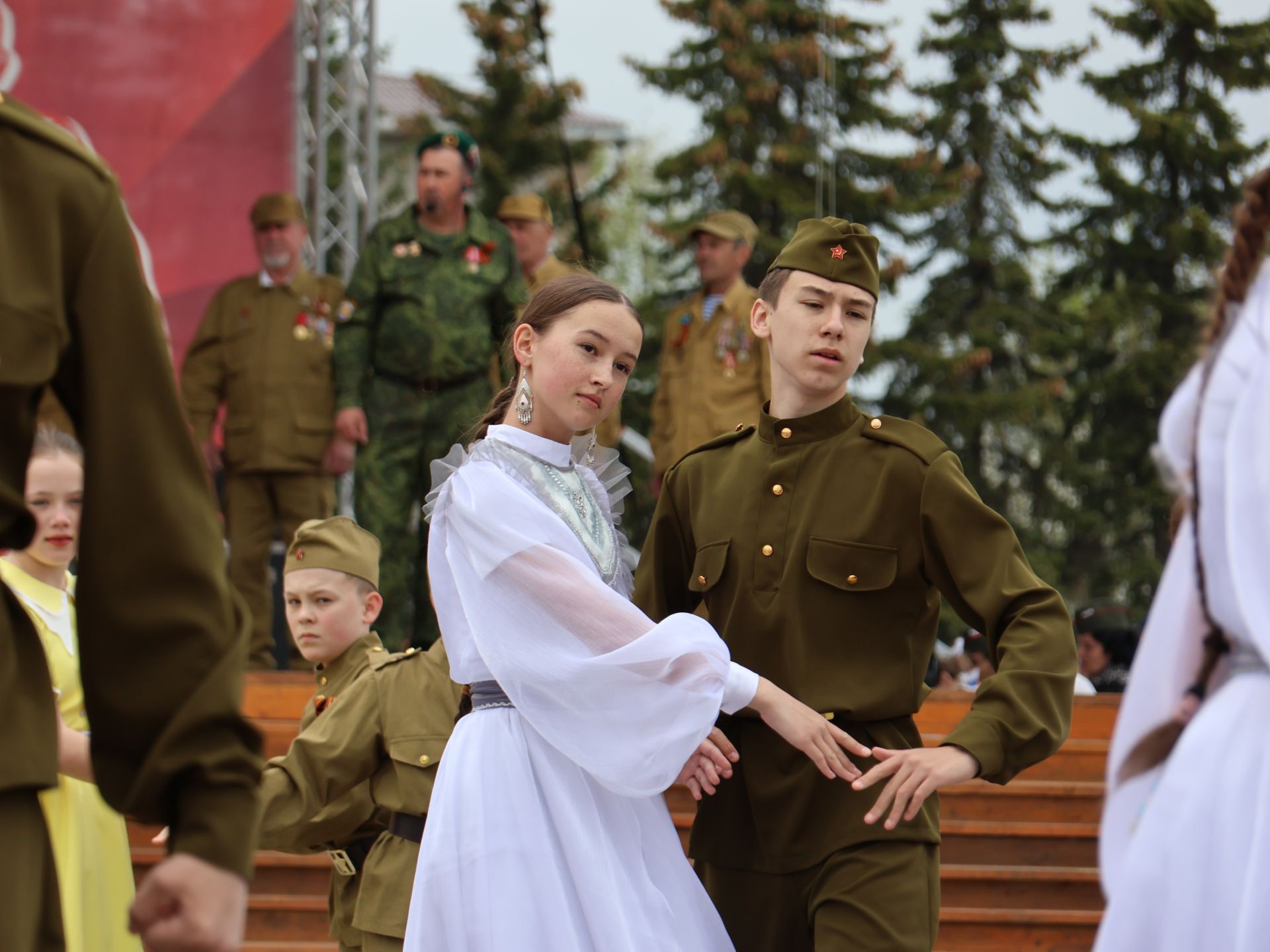 Җиңү килде җирне нурга күмеп, Шатлык белән күзне чылатып!