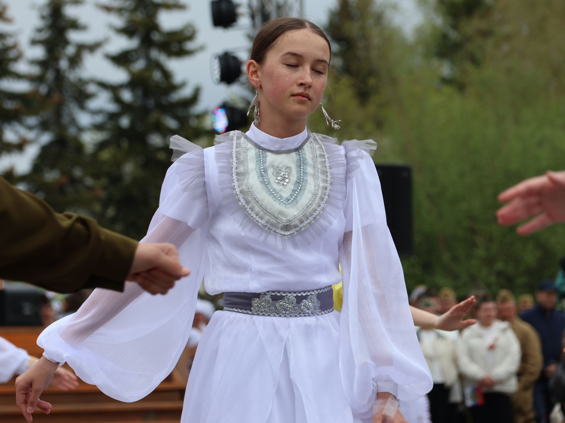 Җиңү килде җирне нурга күмеп, Шатлык белән күзне чылатып!