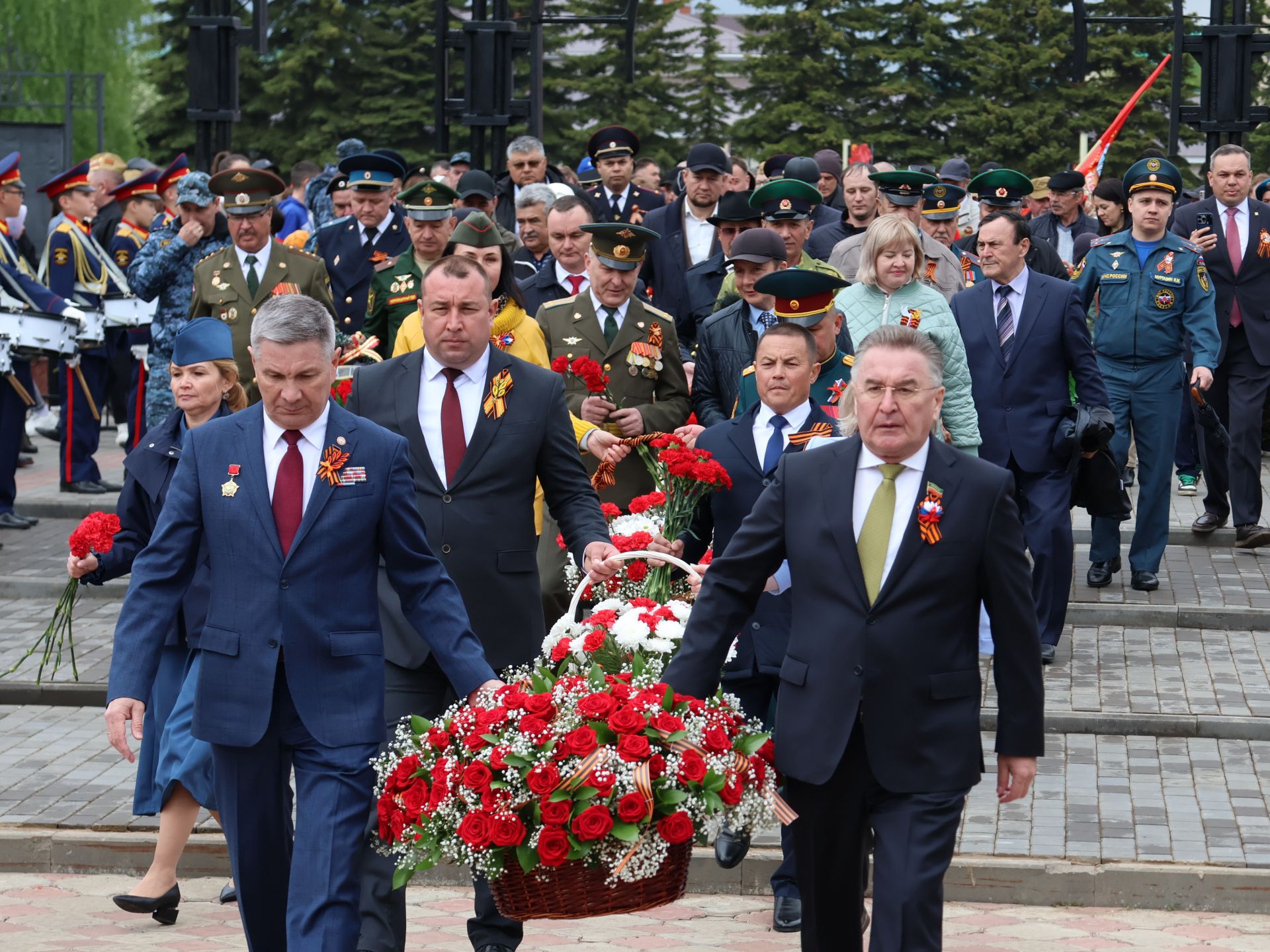 Җиңү килде җирне нурга күмеп, Шатлык белән күзне чылатып!