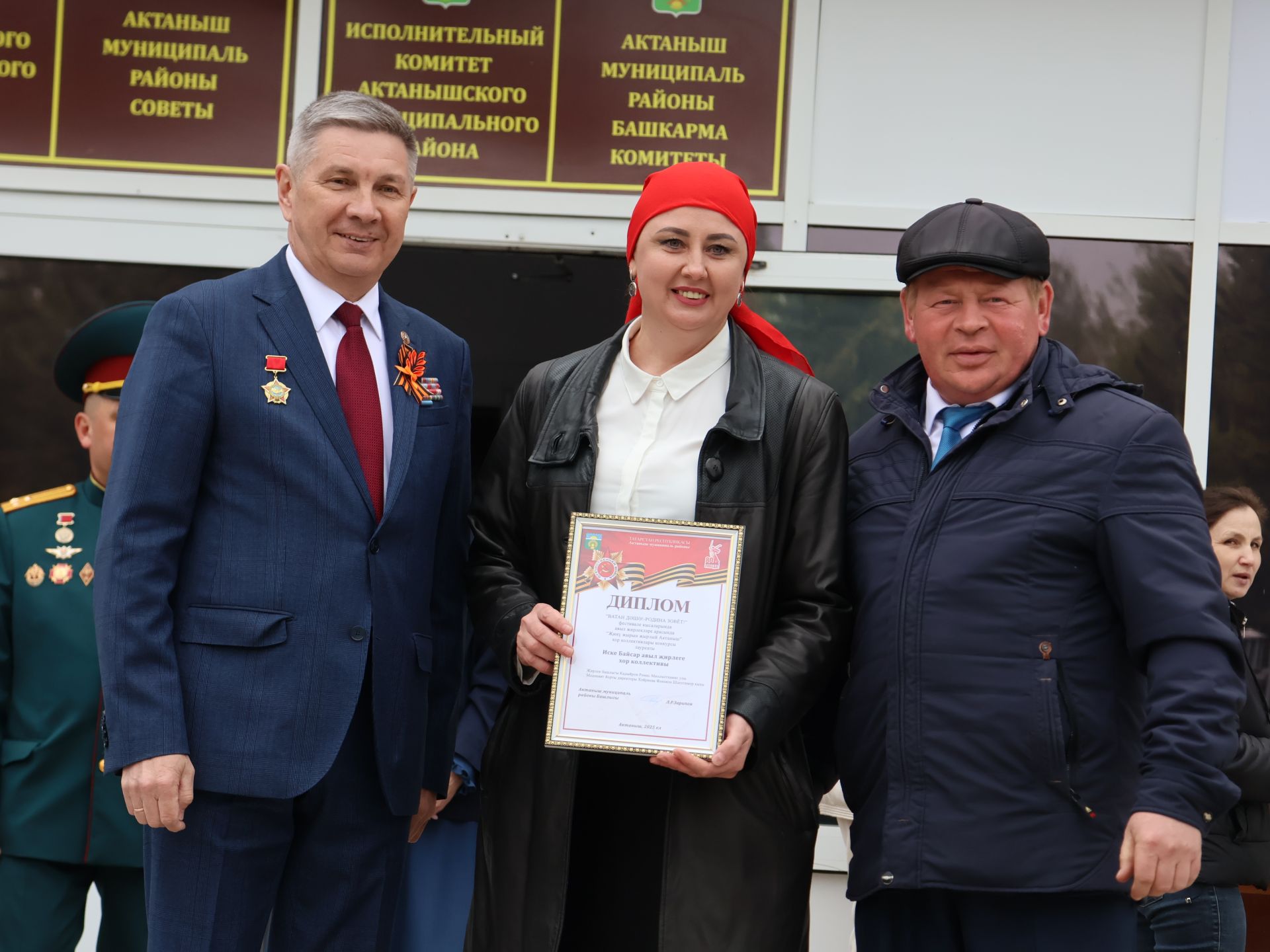 Җиңү килде җирне нурга күмеп, Шатлык белән күзне чылатып!