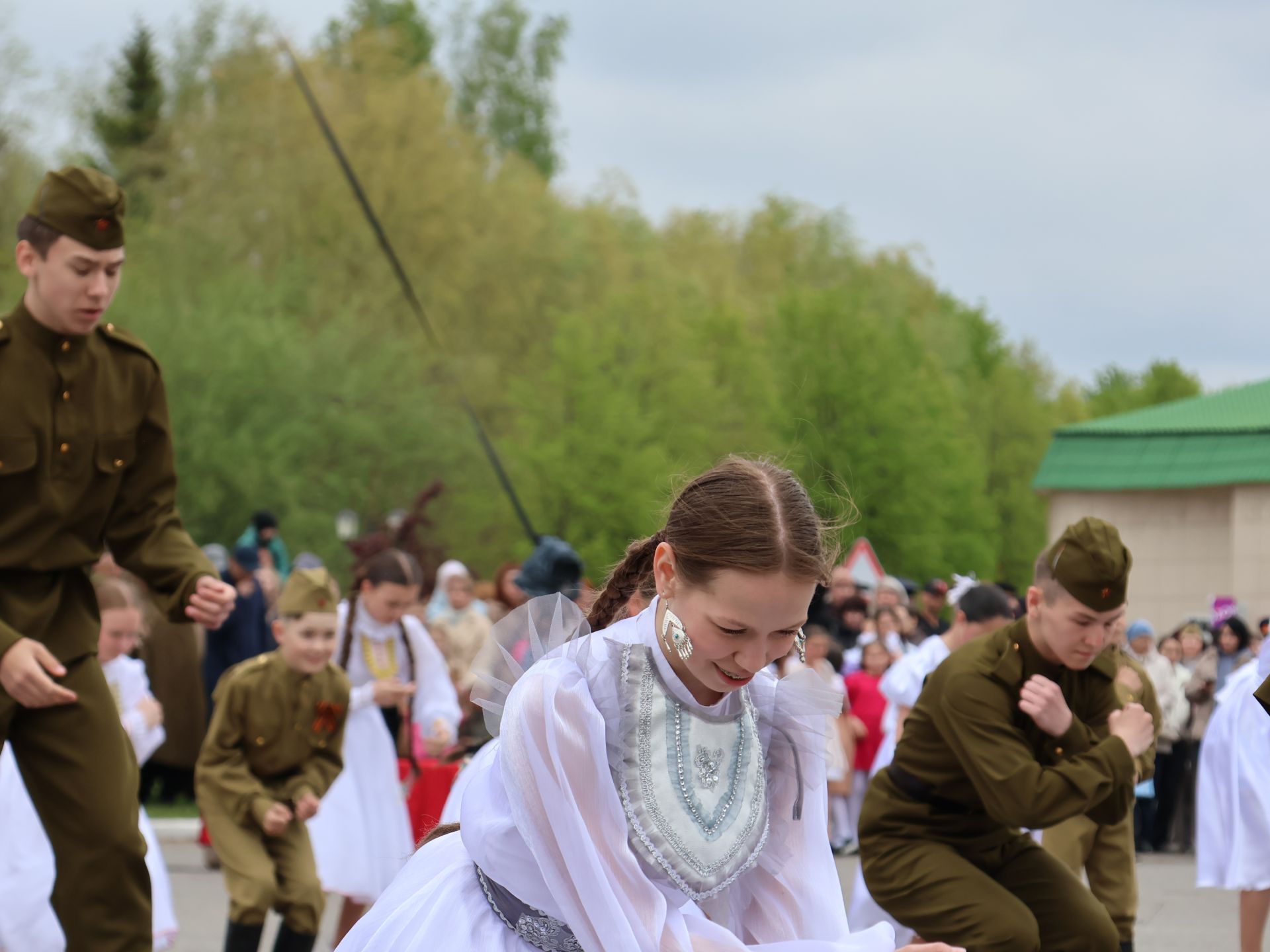 Җиңү килде җирне нурга күмеп, Шатлык белән күзне чылатып!