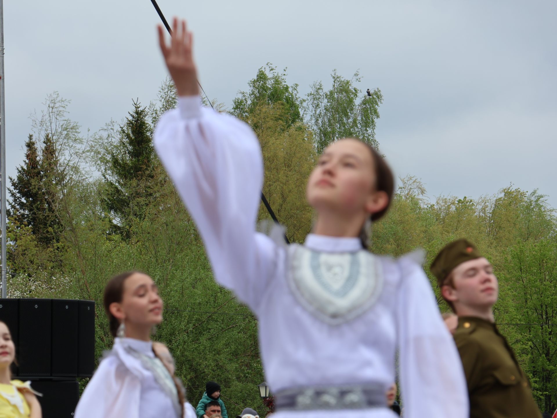 Җиңү килде җирне нурга күмеп, Шатлык белән күзне чылатып!