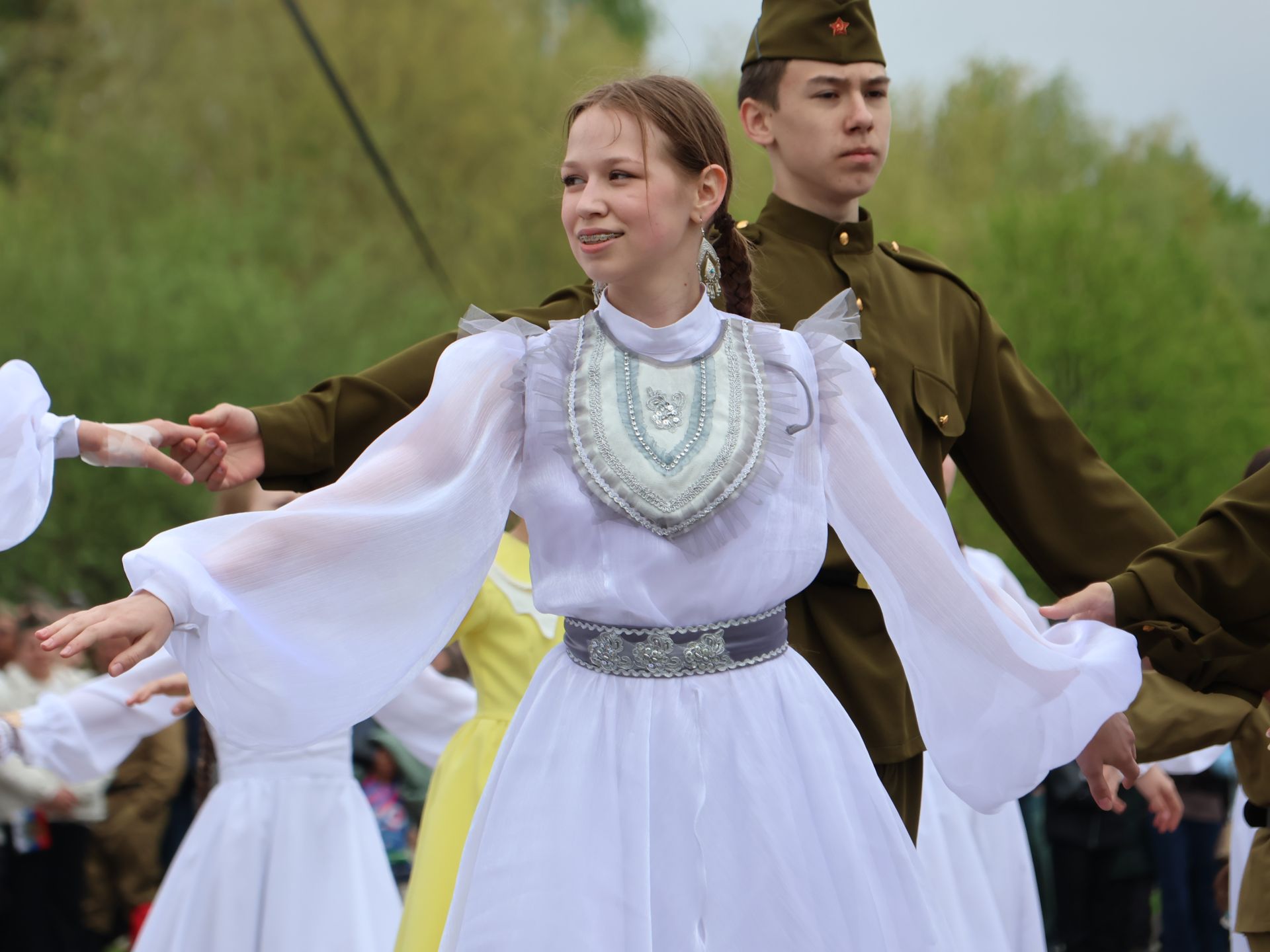 Җиңү килде җирне нурга күмеп, Шатлык белән күзне чылатып!