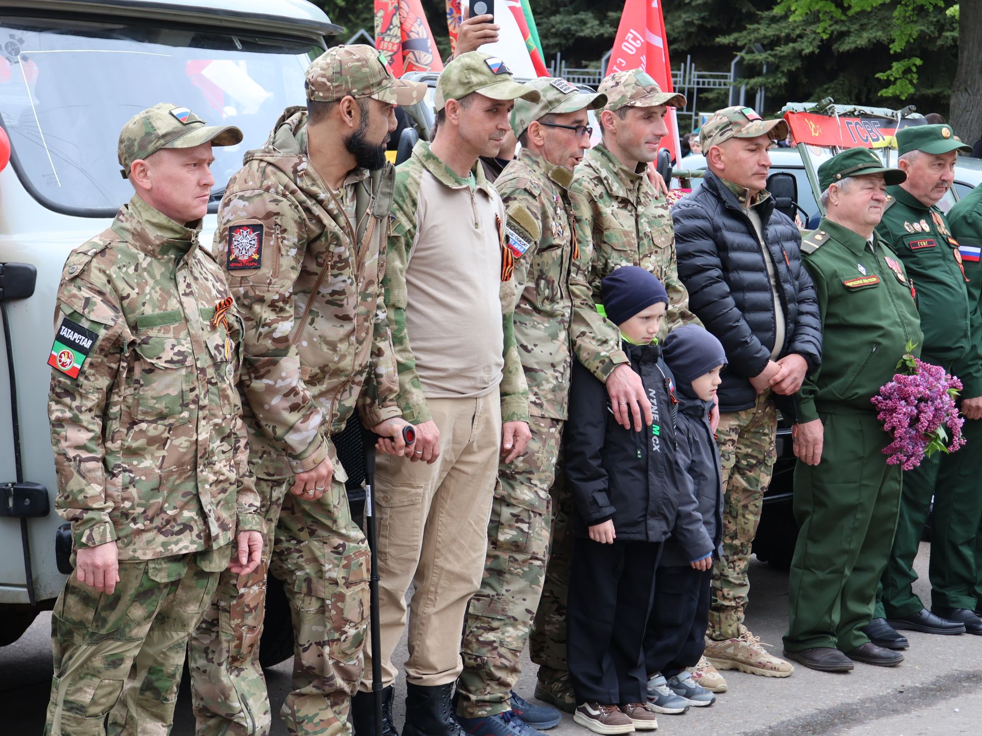 Җиңү килде җирне нурга күмеп, Шатлык белән күзне чылатып!