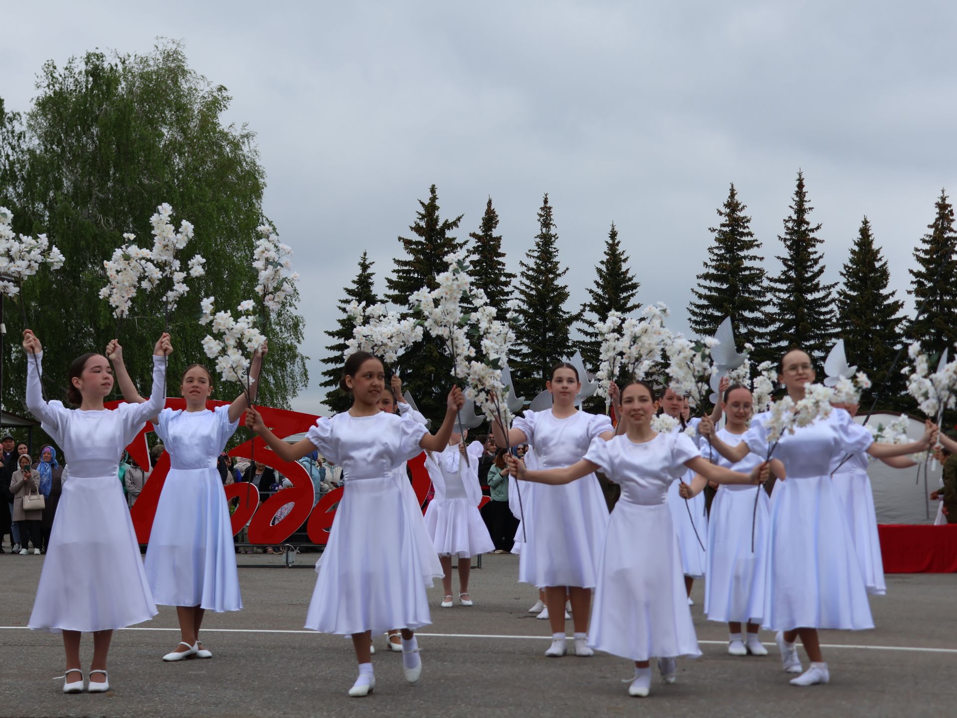 Җиңү килде җирне нурга күмеп, Шатлык белән күзне чылатып!