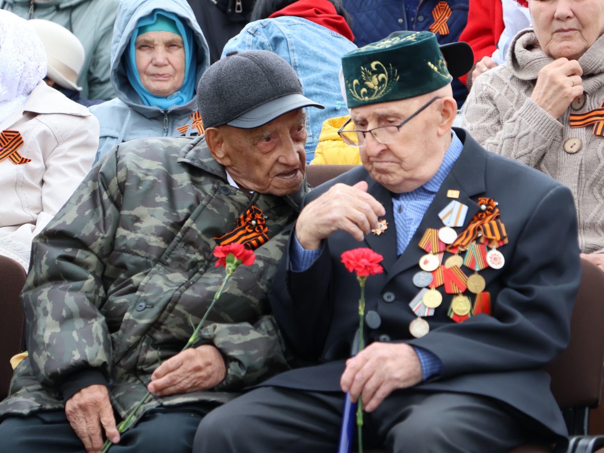 Җиңү килде җирне нурга күмеп, Шатлык белән күзне чылатып!