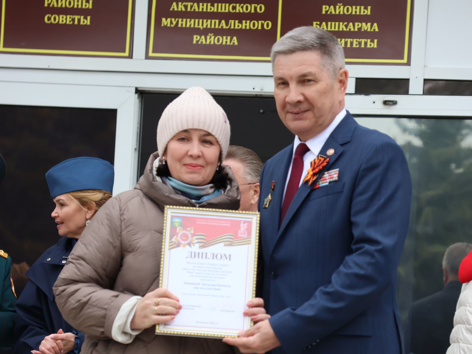 Җиңү килде җирне нурга күмеп, Шатлык белән күзне чылатып!