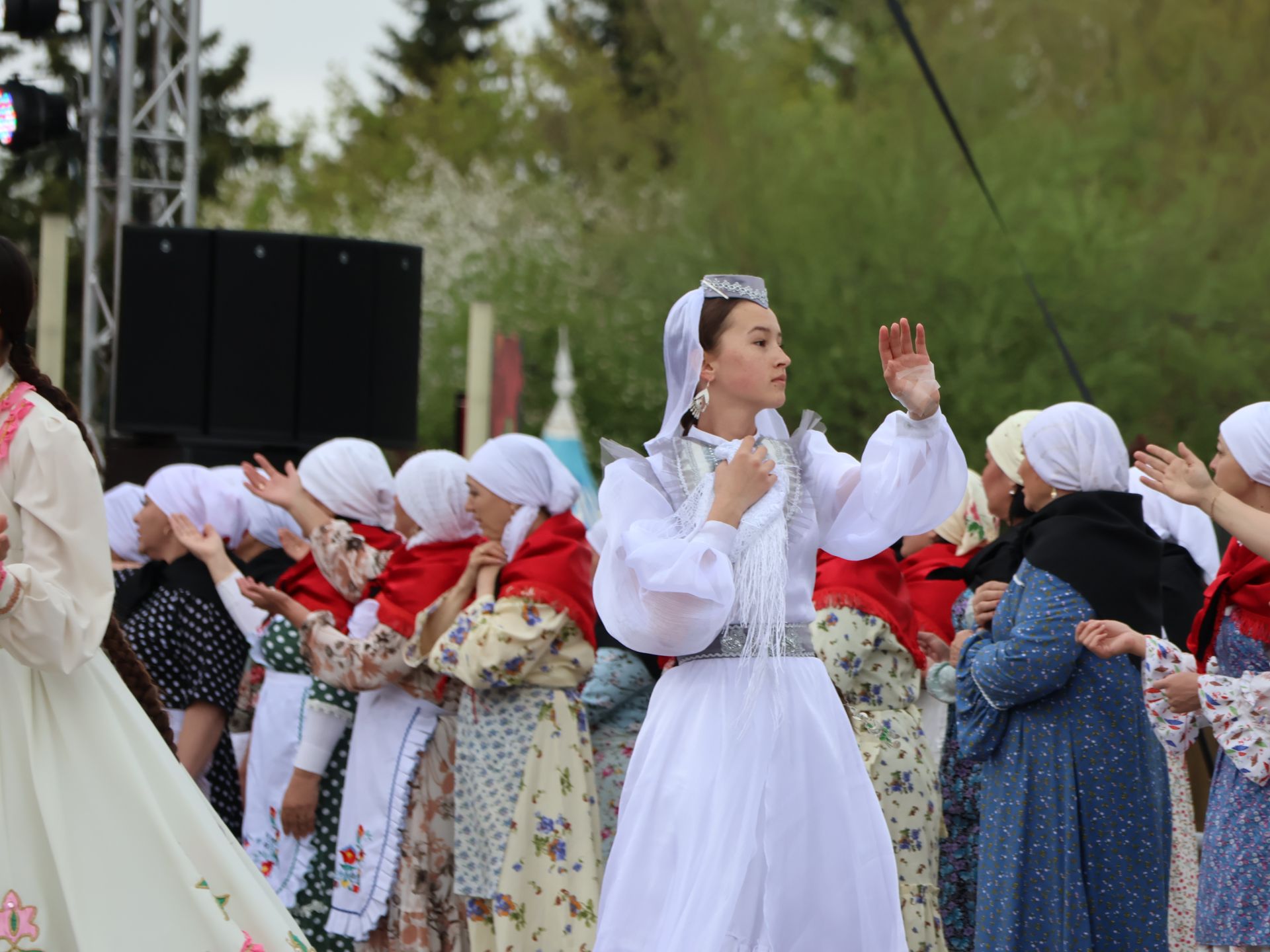 Җиңү килде җирне нурга күмеп, Шатлык белән күзне чылатып!