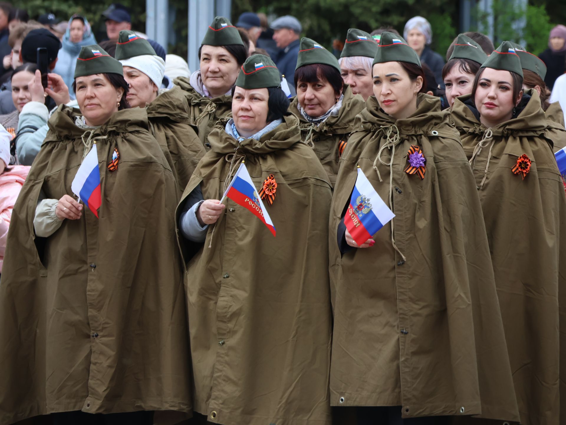 Җиңү килде җирне нурга күмеп, Шатлык белән күзне чылатып!