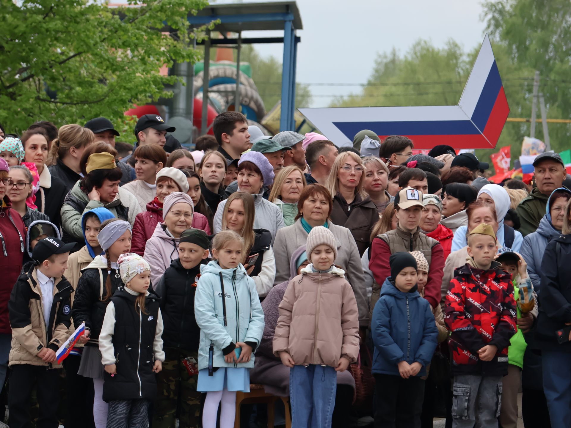 Җиңү килде җирне нурга күмеп, Шатлык белән күзне чылатып!
