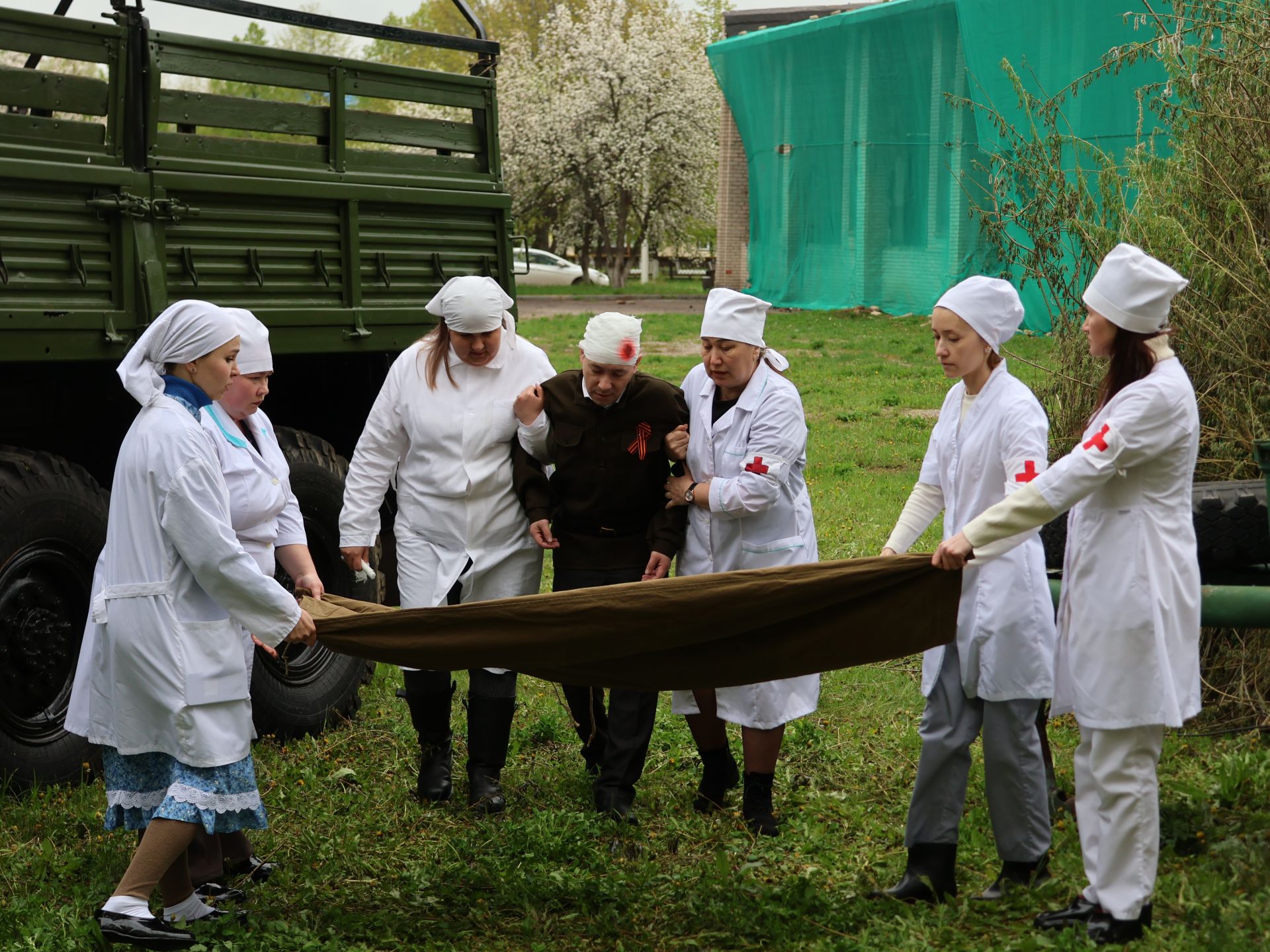 Җиңү килде җирне нурга күмеп, Шатлык белән күзне чылатып!