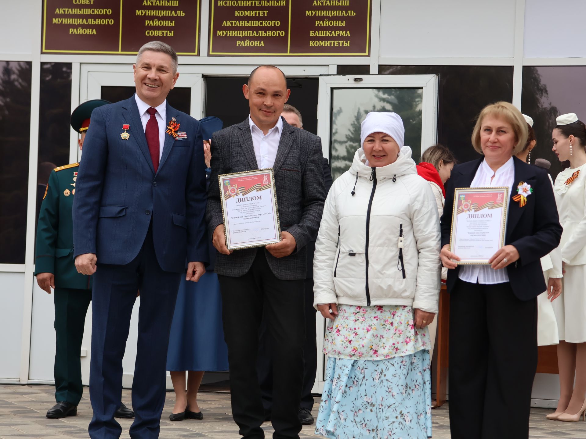 Җиңү килде җирне нурга күмеп, Шатлык белән күзне чылатып!