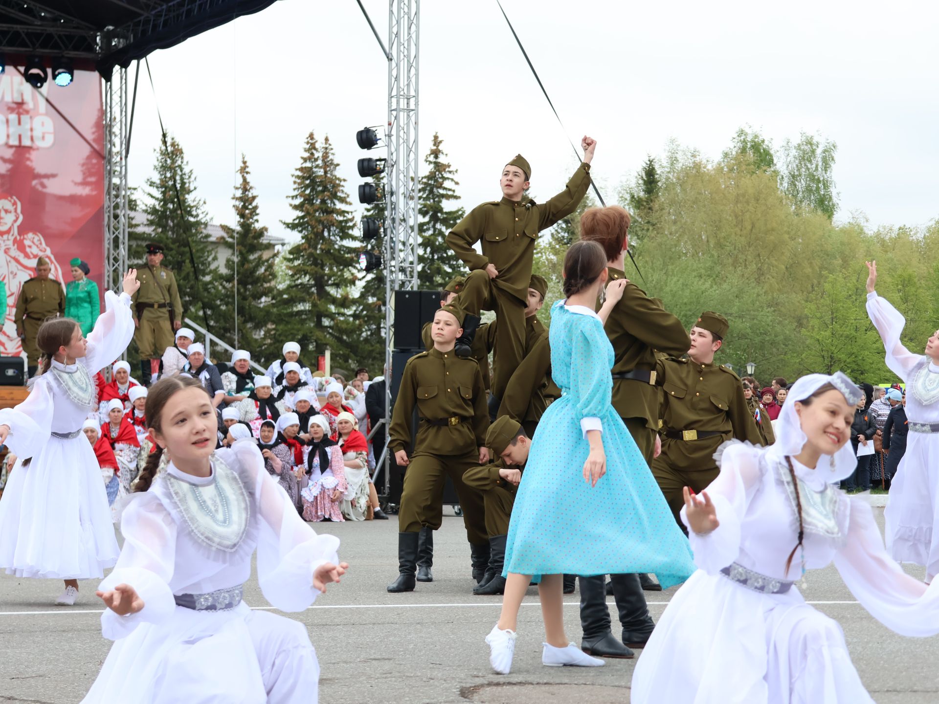 Җиңү килде җирне нурга күмеп, Шатлык белән күзне чылатып!