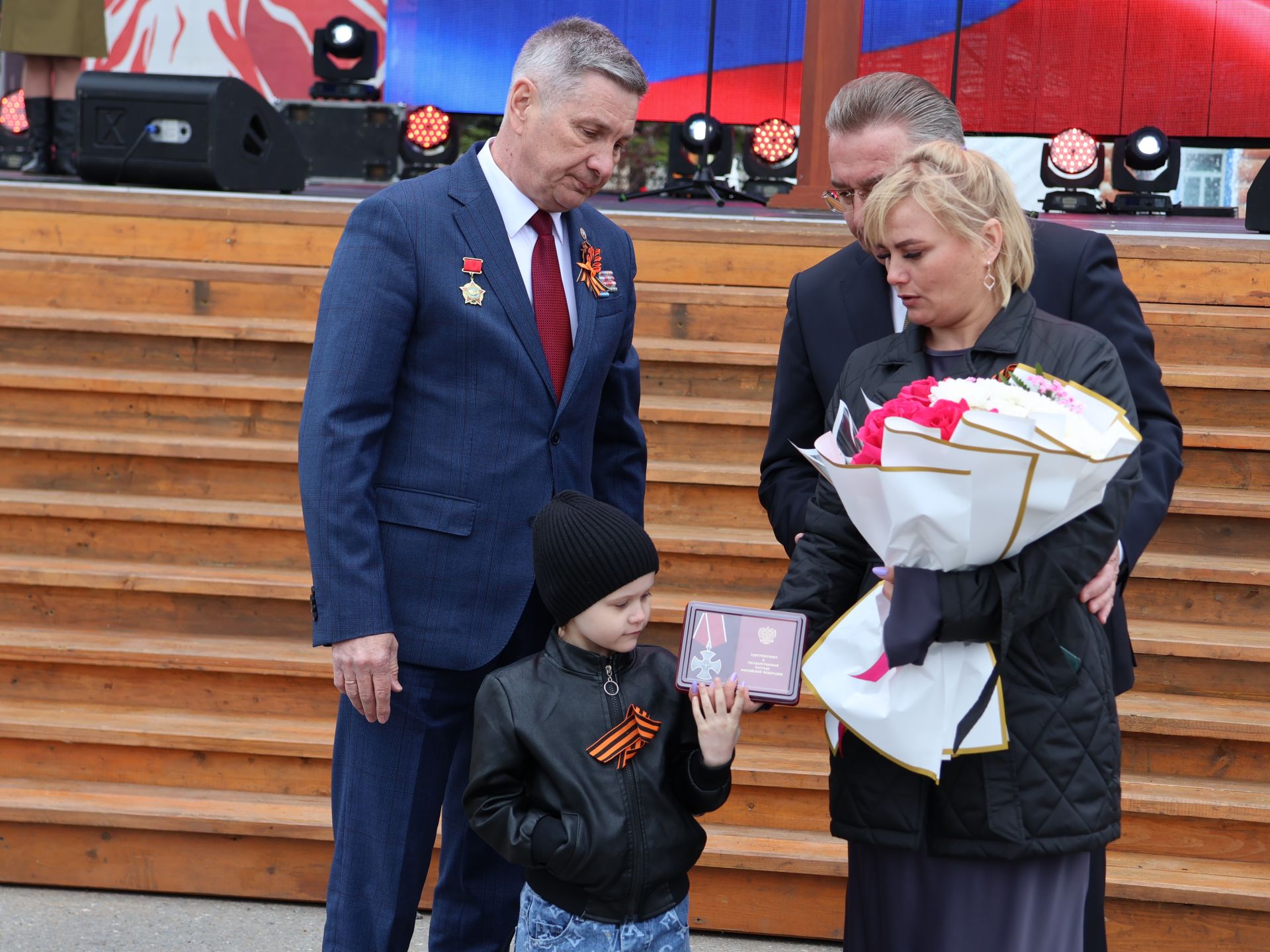 Җиңү килде җирне нурга күмеп, Шатлык белән күзне чылатып!