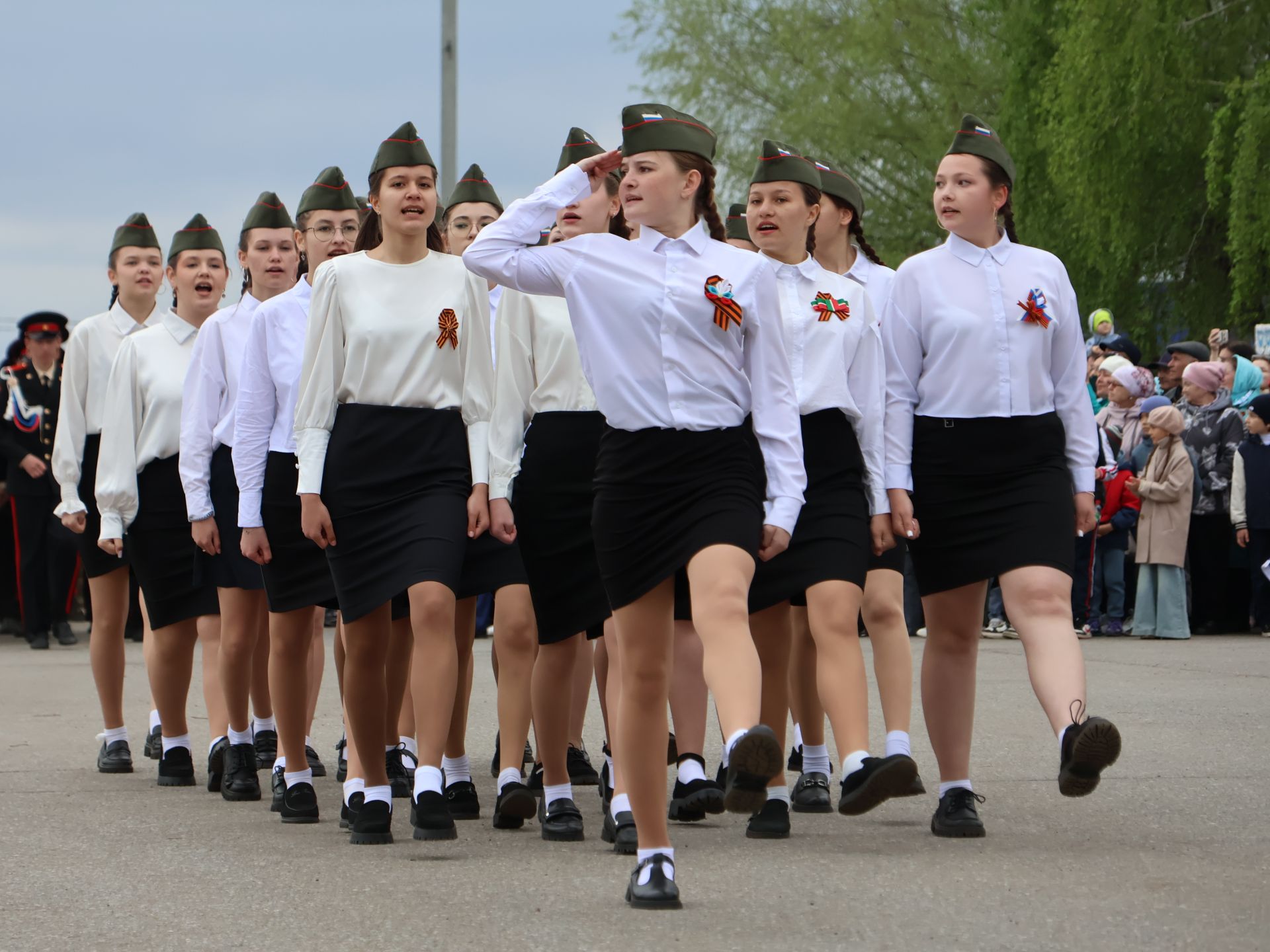 Җиңү килде җирне нурга күмеп, Шатлык белән күзне чылатып!