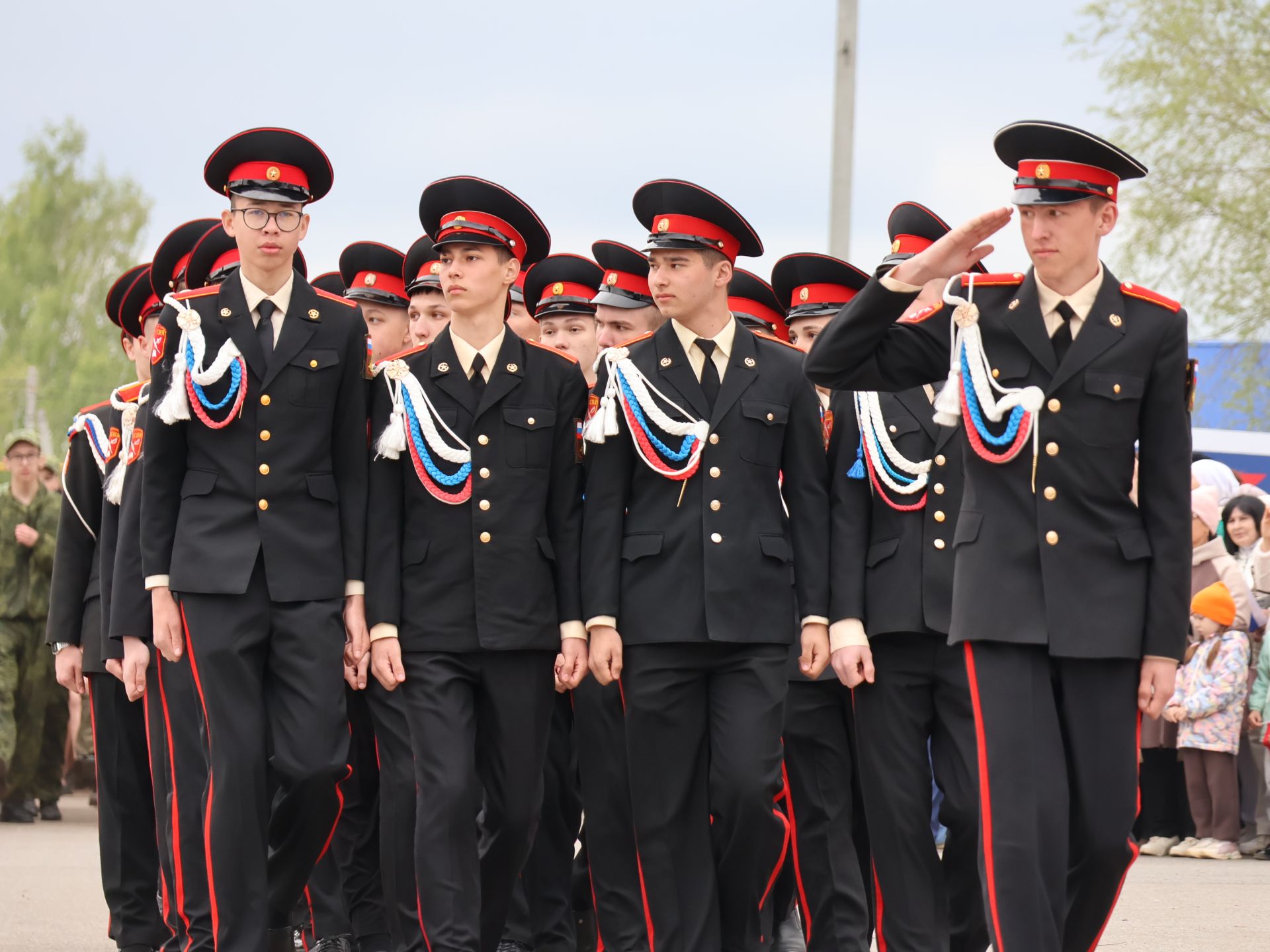 Җиңү килде җирне нурга күмеп, Шатлык белән күзне чылатып!