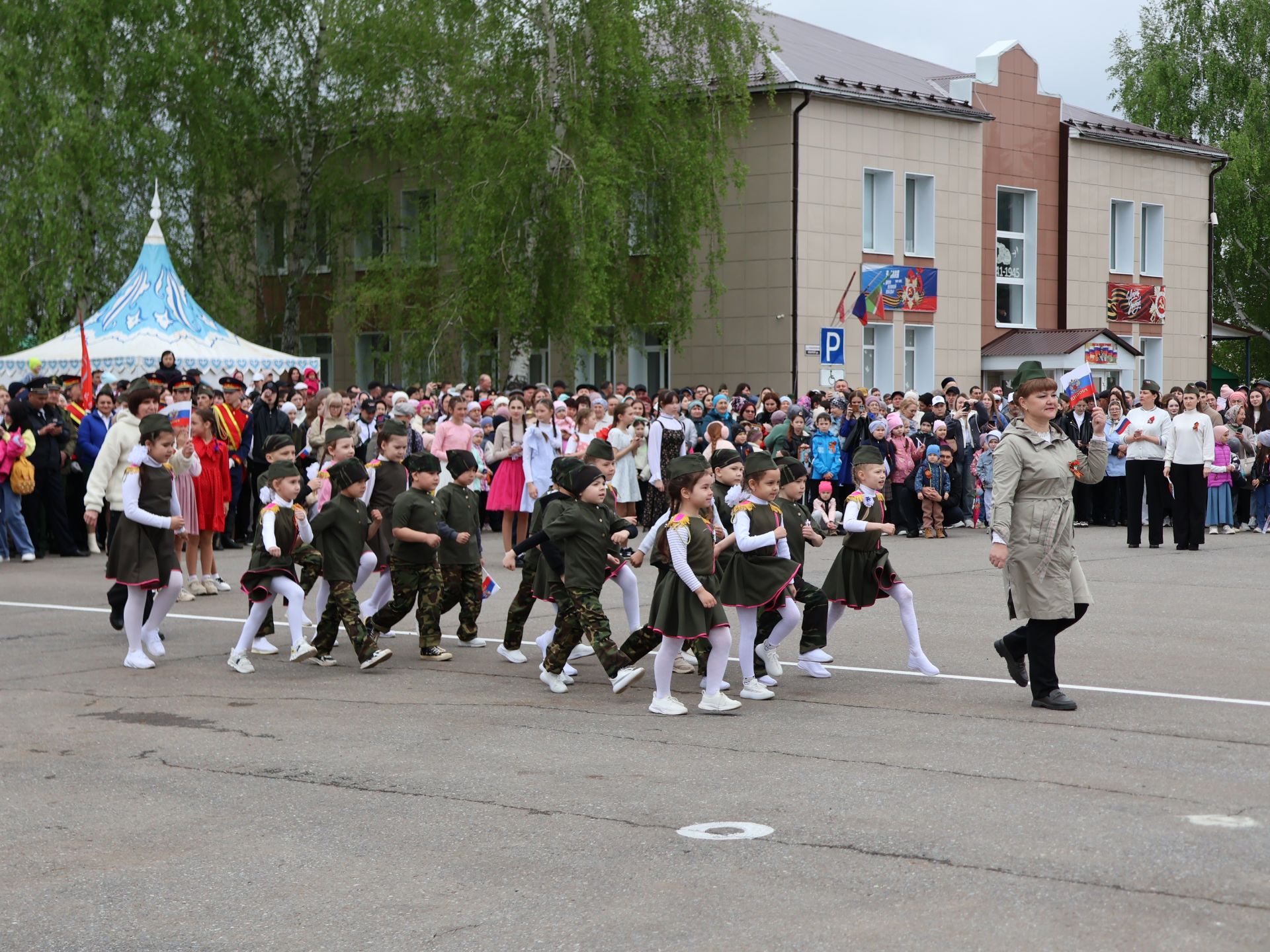 Җиңү килде җирне нурга күмеп, Шатлык белән күзне чылатып!