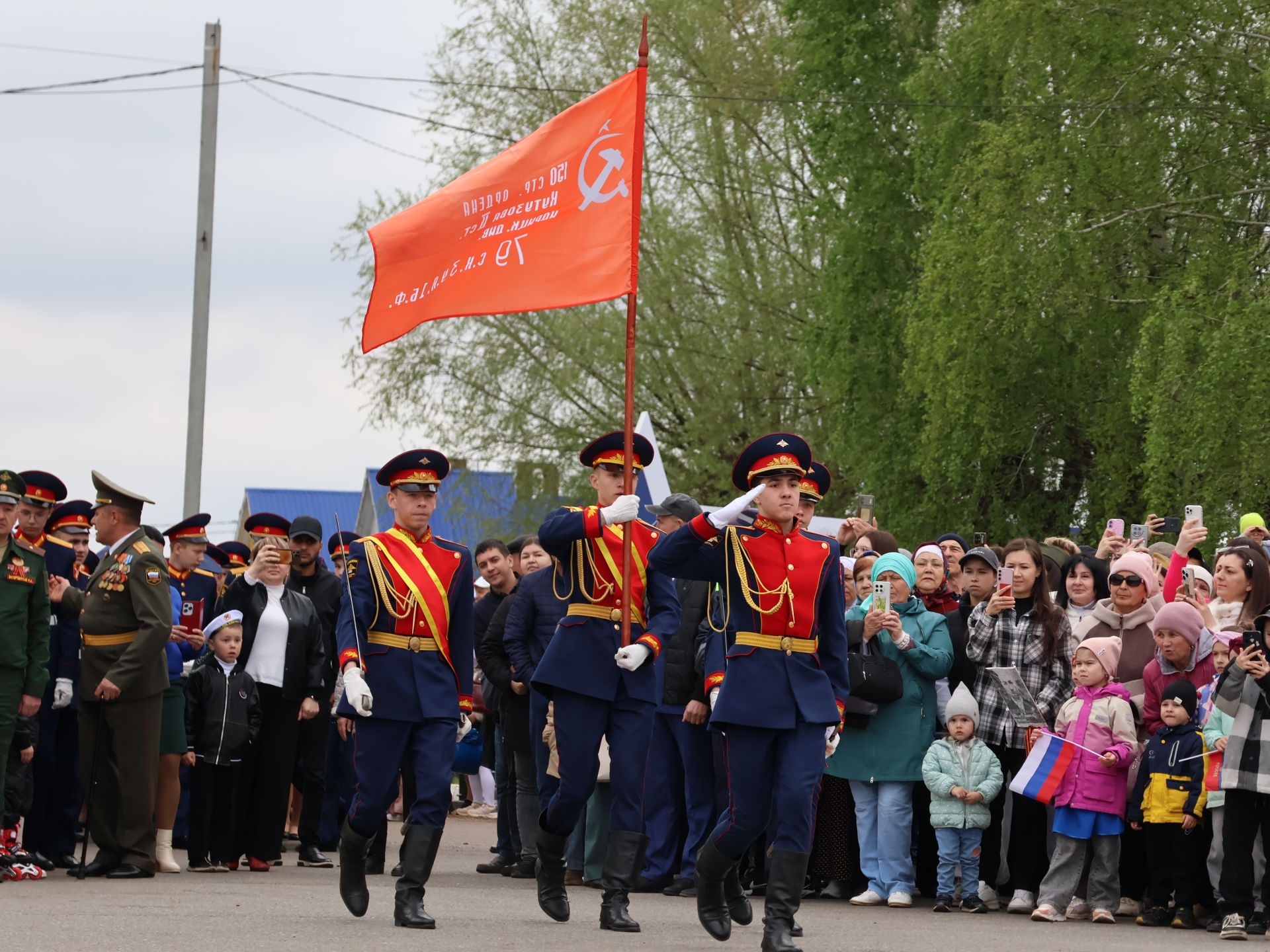 Җиңү килде җирне нурга күмеп, Шатлык белән күзне чылатып!