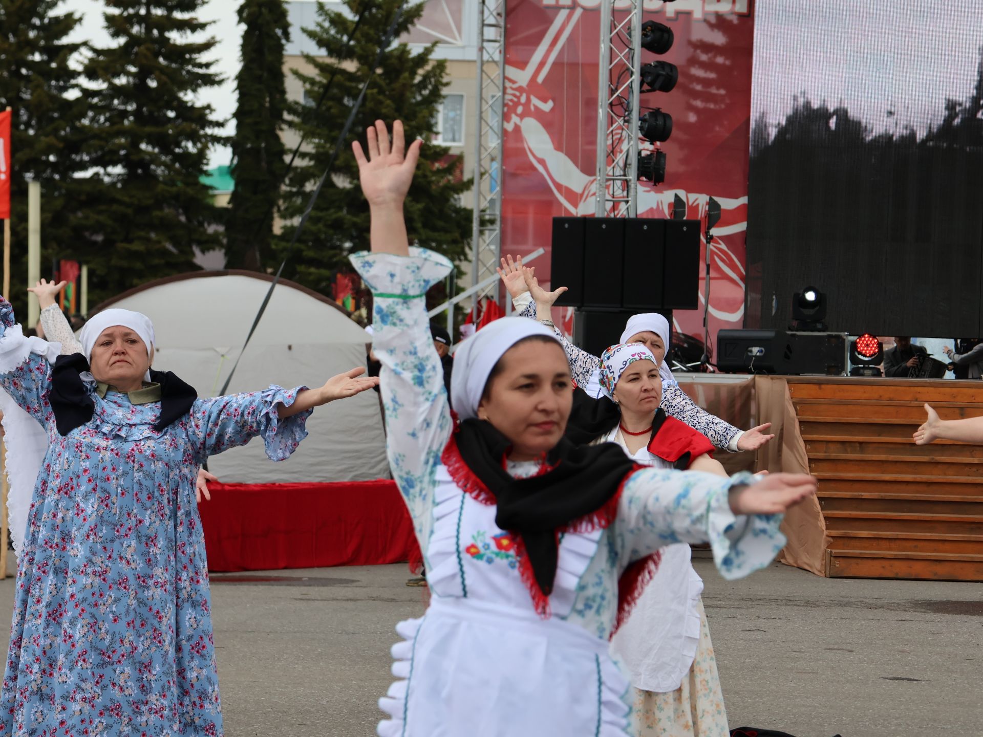 Җиңү килде җирне нурга күмеп, Шатлык белән күзне чылатып!